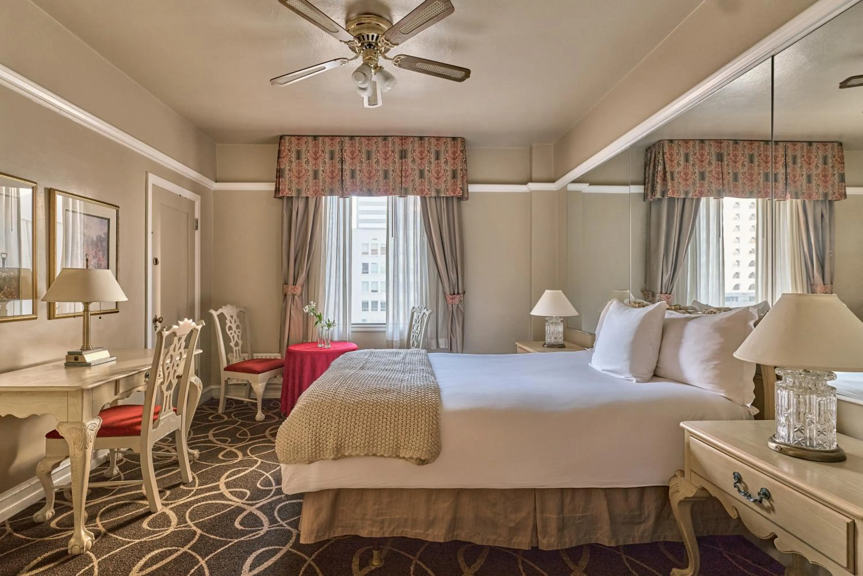 Queen Room with City View in Hotel San Carlos