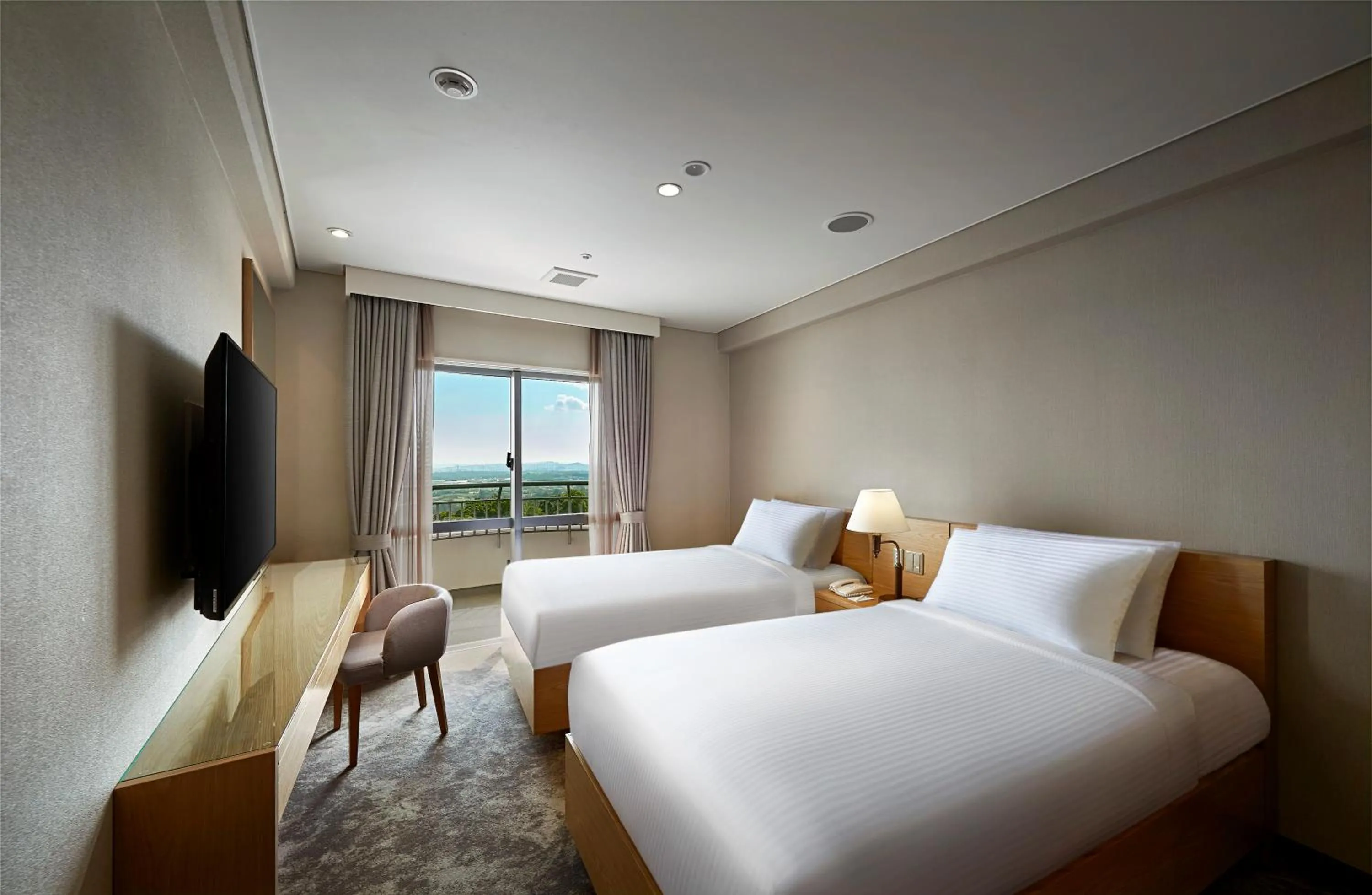 Deluxe Twin Room in ANA Crowne Plaza Resort Okinawa Uruma Hills By IHG