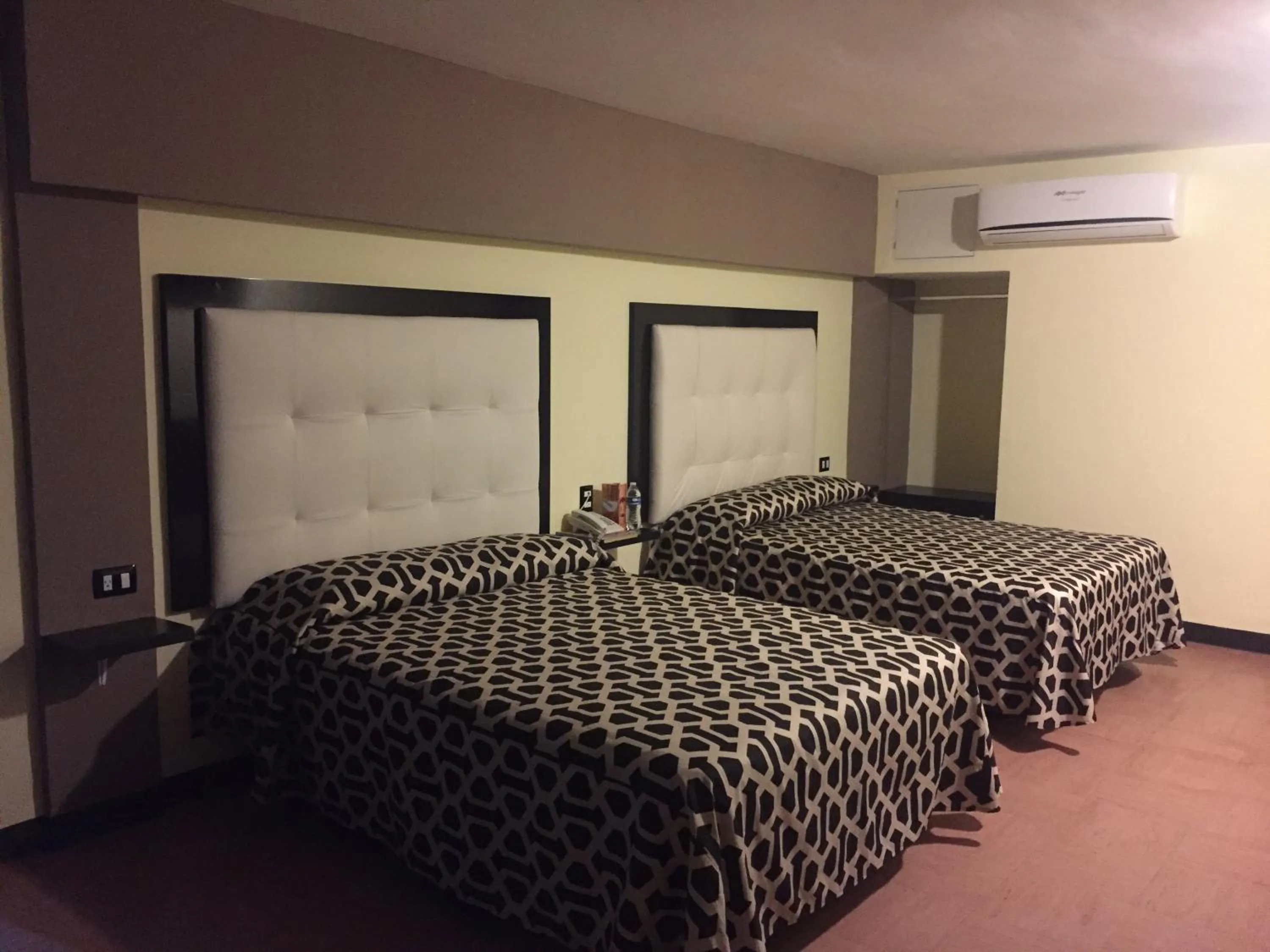 Double Room with Two Double Beds with Lake View in Hotel Essen's