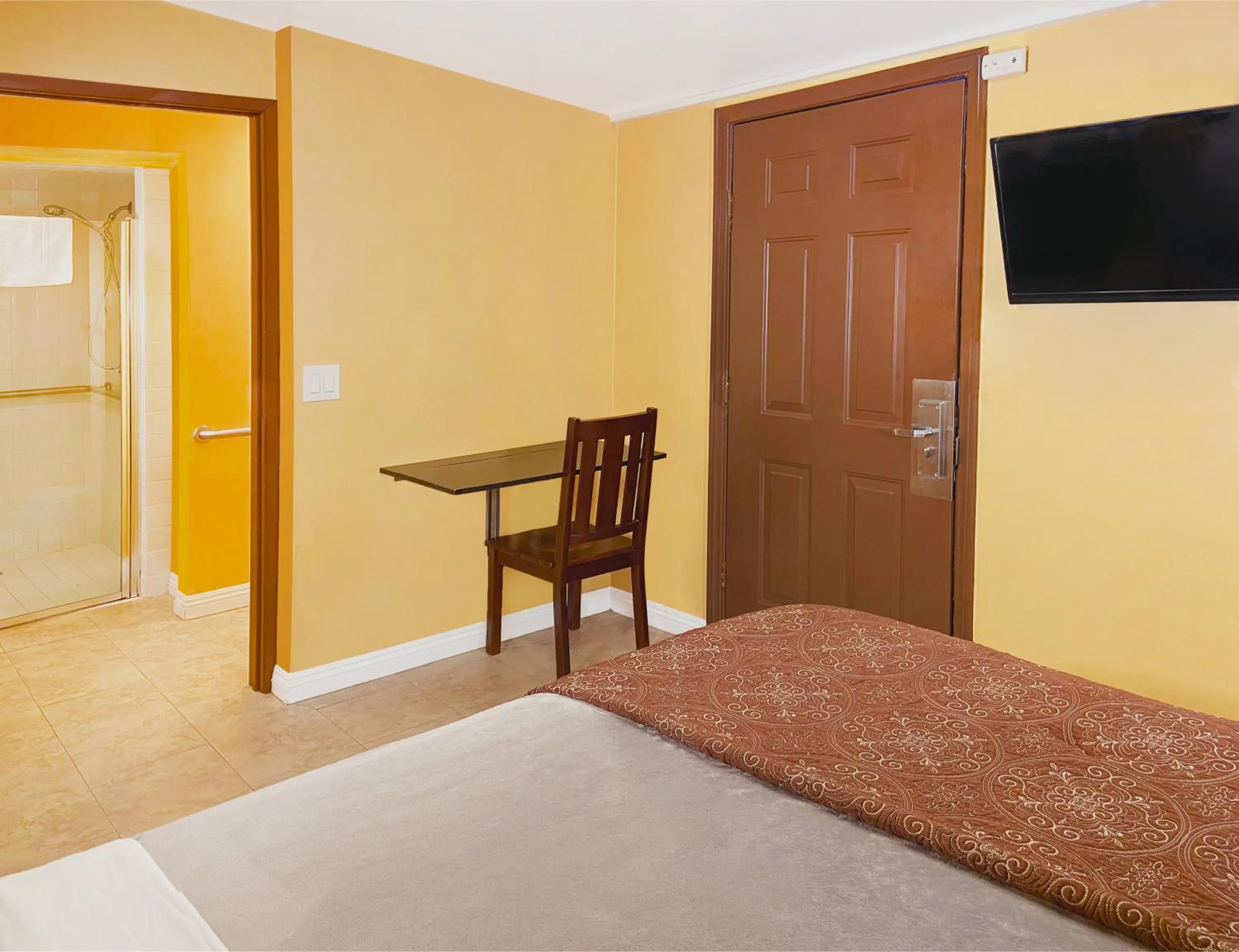 Standard Queen Room in El Patio Inn - Near Universal Studios Hollywood