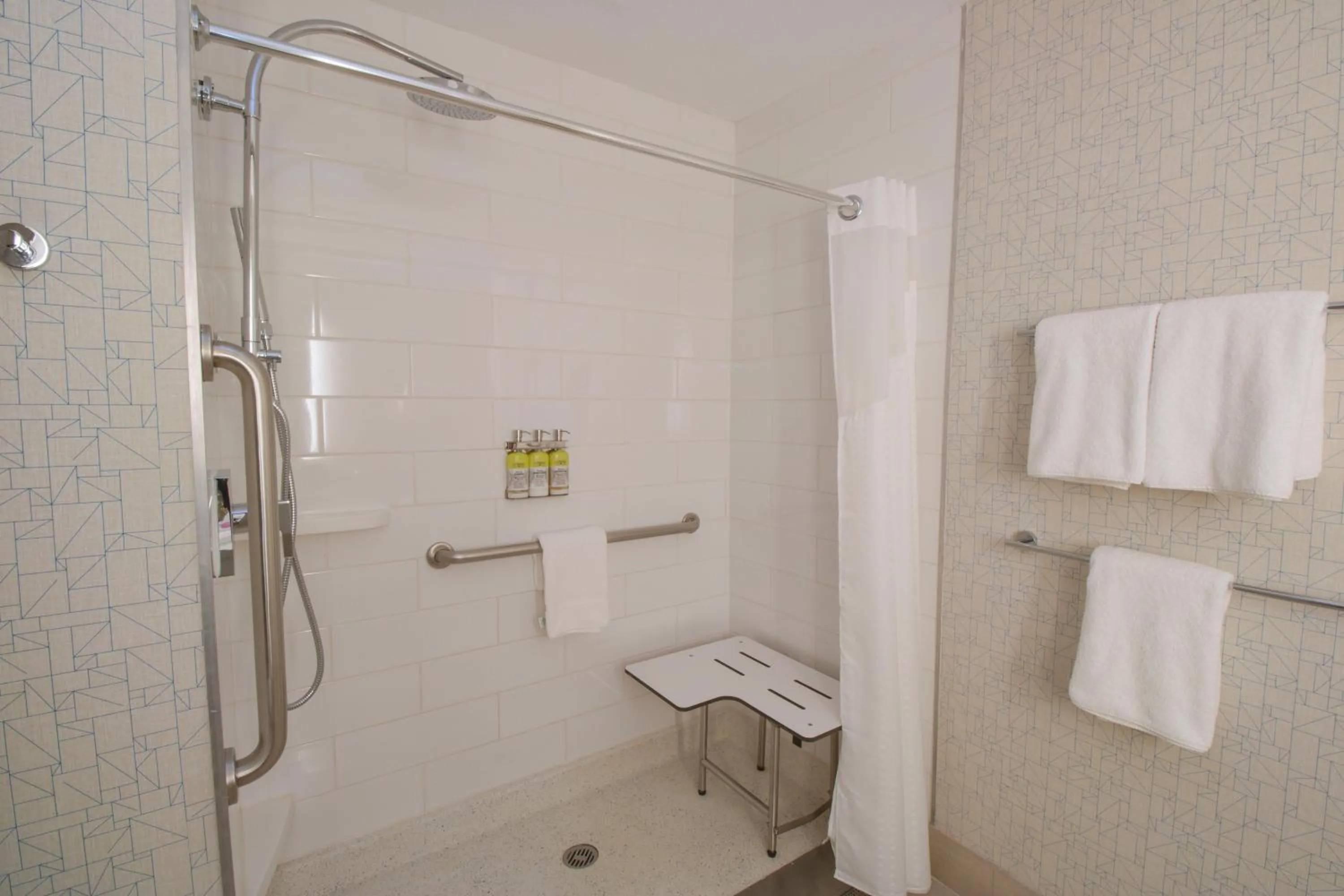 Standard Queen Room with Two Queen Beds and Roll-In Shower - Mobility Access in Holiday Inn Express & Suites Manassas by IHG
