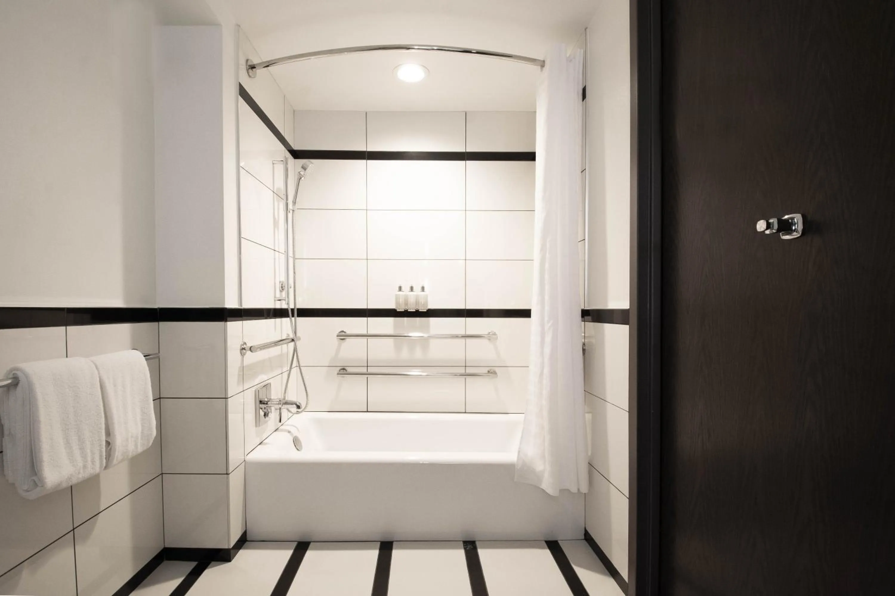 Queen Room - Disability Access in Park Central