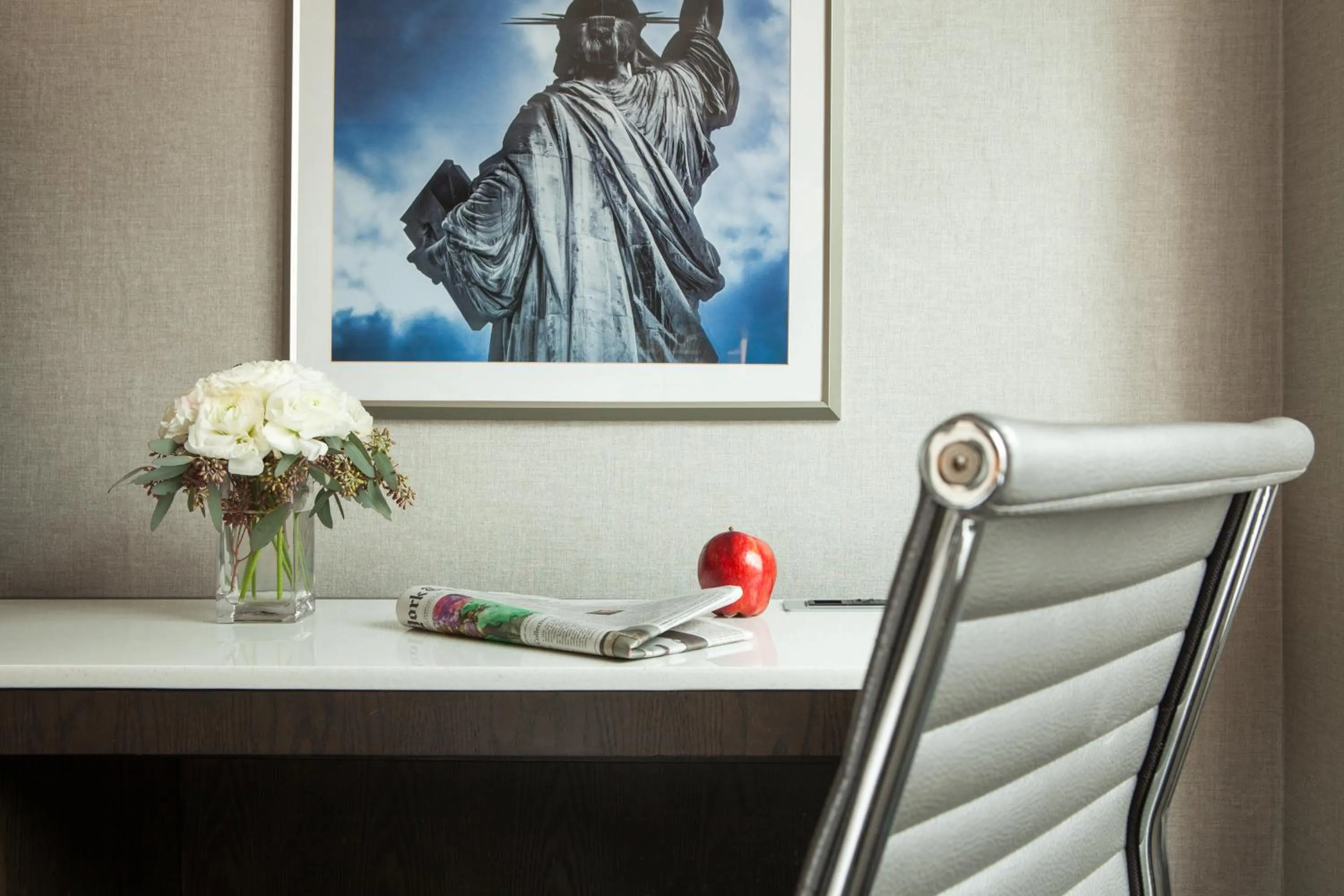 King Room with Roll-In Shower - Disability Access in Park Central