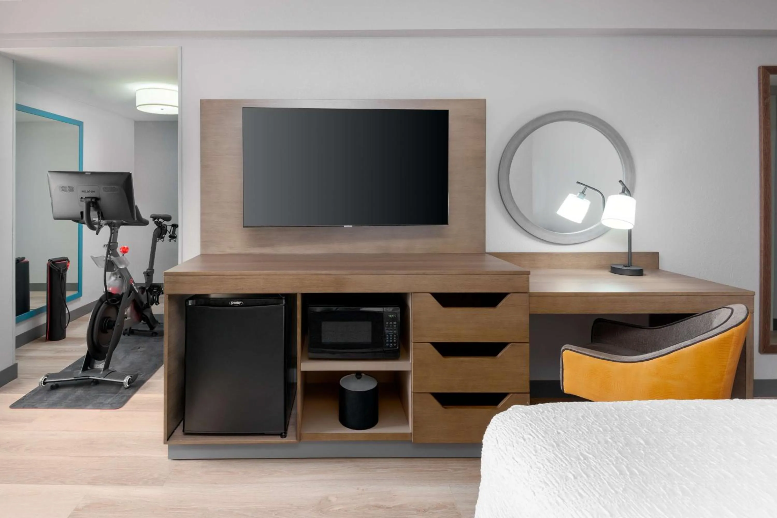 King Room With Sofa Bed and Peloton in Hampton Inn Hartford Airport