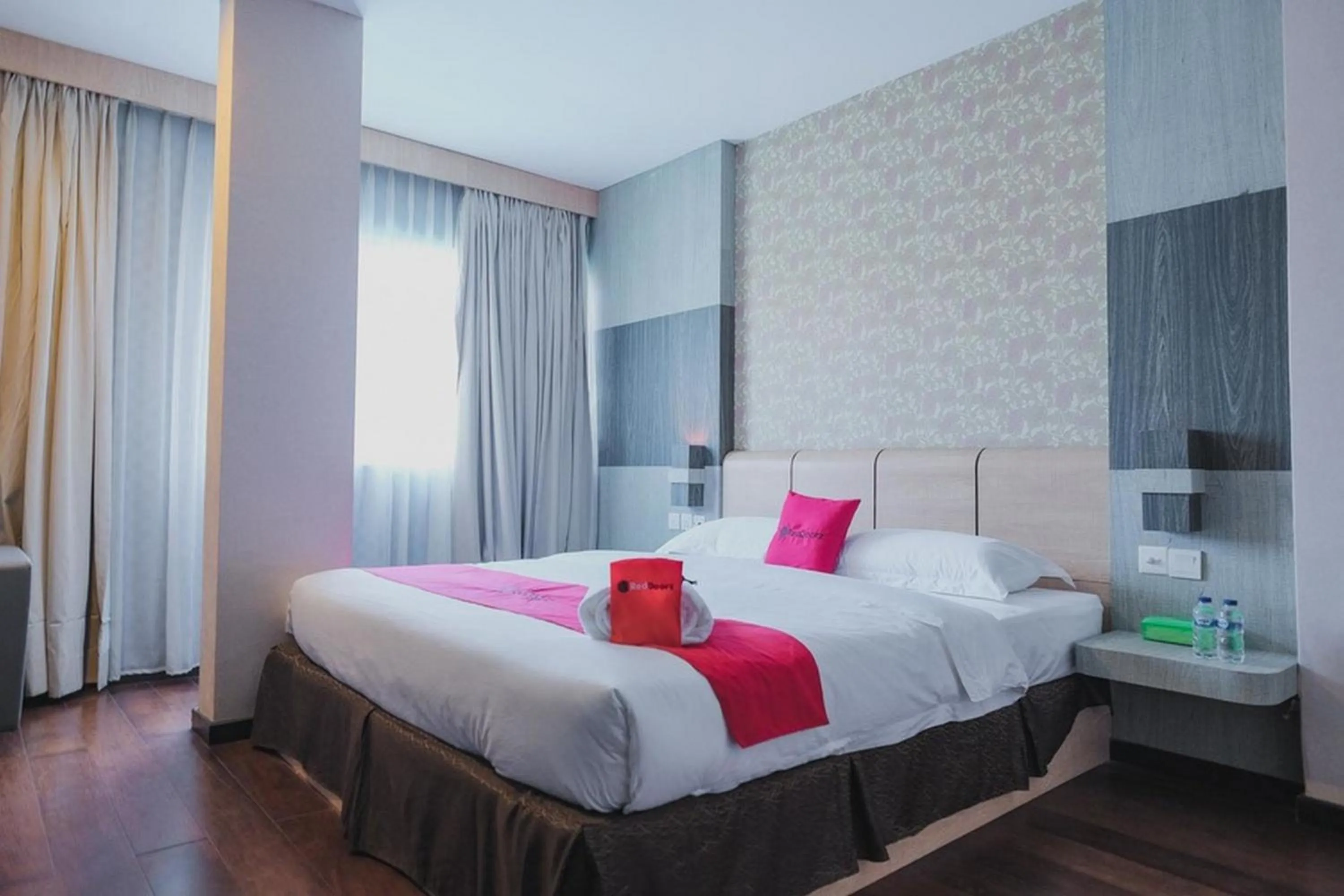 Deluxe Room in RedDoorz Plus near Pantai Coastarina 2 Batam