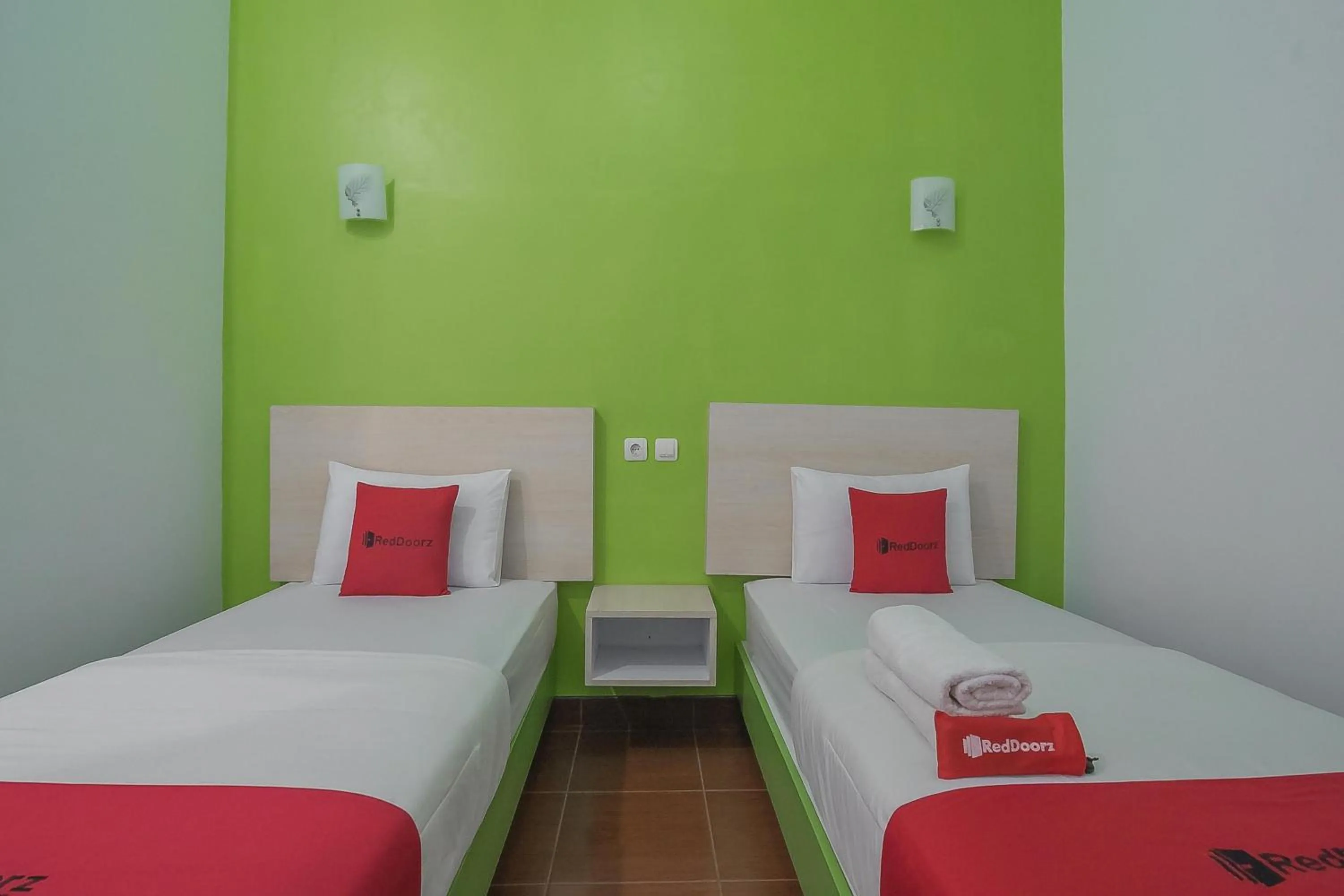 Twin Room in RedDoorz Plus near Alun Alun Kuningan