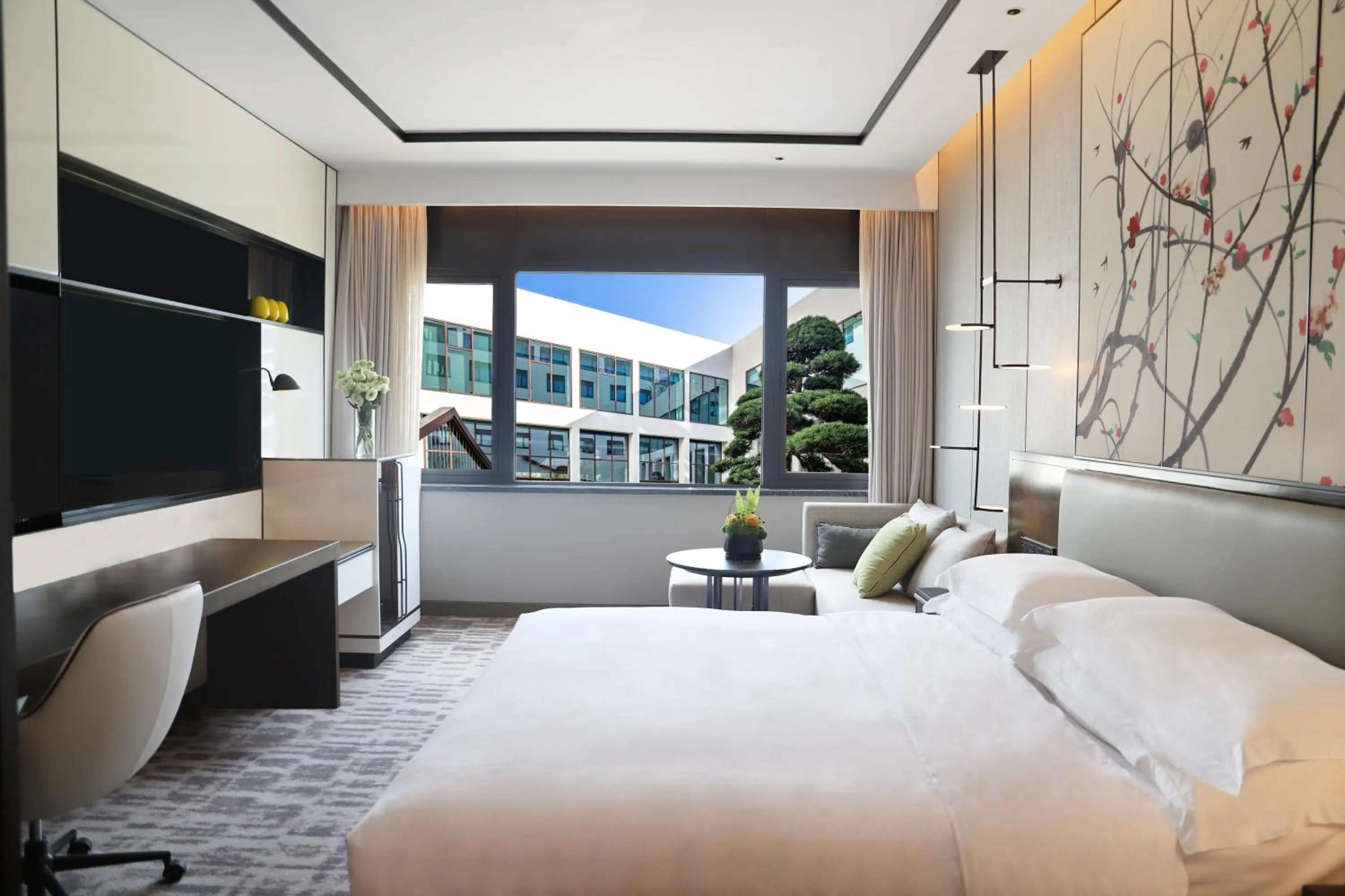 Standard King Room with Courtyard View in Crowne Plaza Wuzhen by IHG