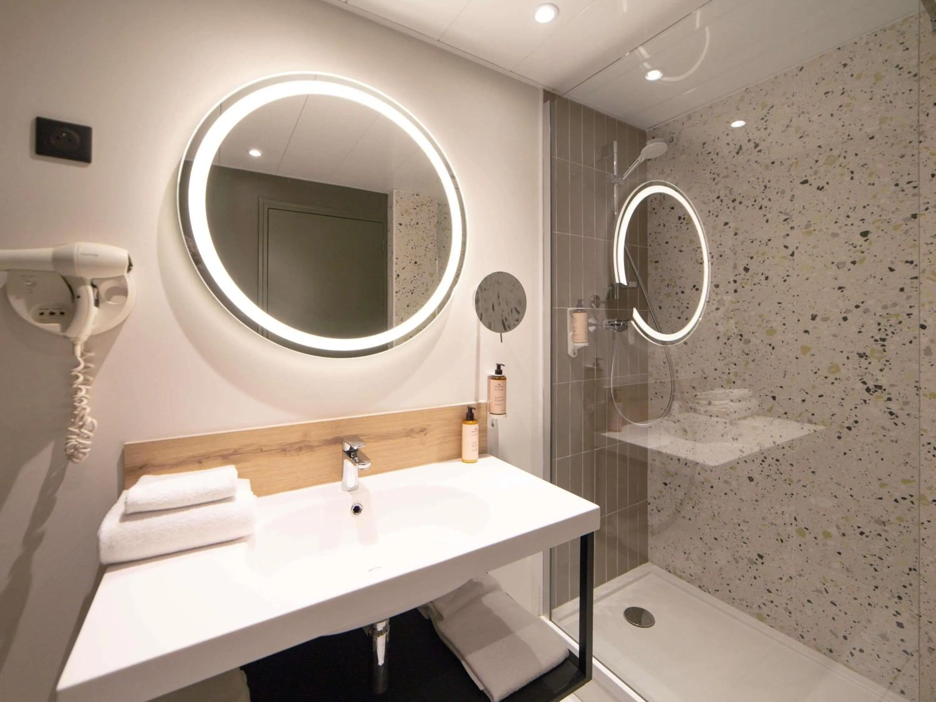 Standard Twin Room in Mercure Auxerre Autoroute du Soleil