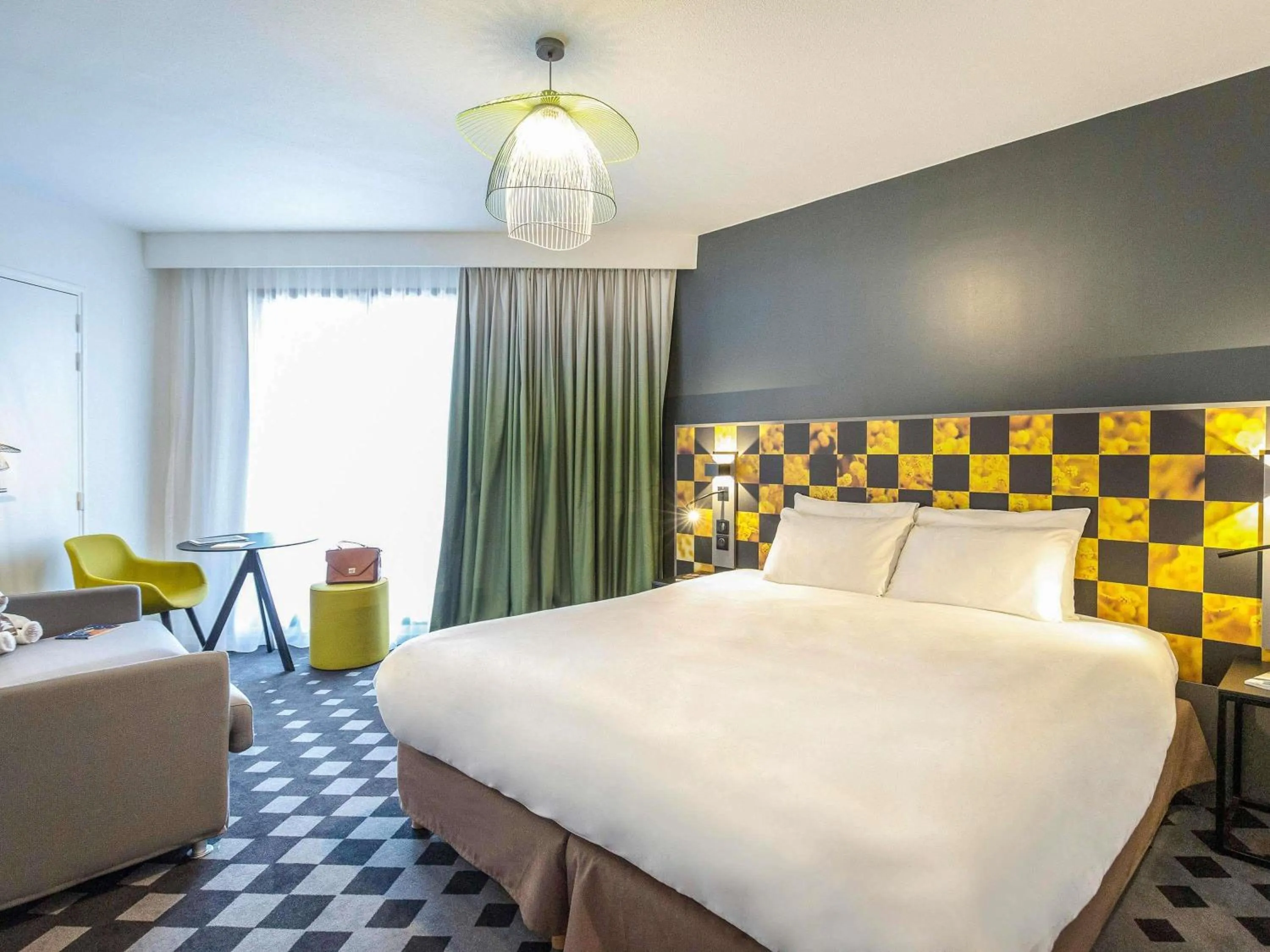 Standard Double Room with Sofa and Balcony in Mercure Hyères Centre Côte d'Azur