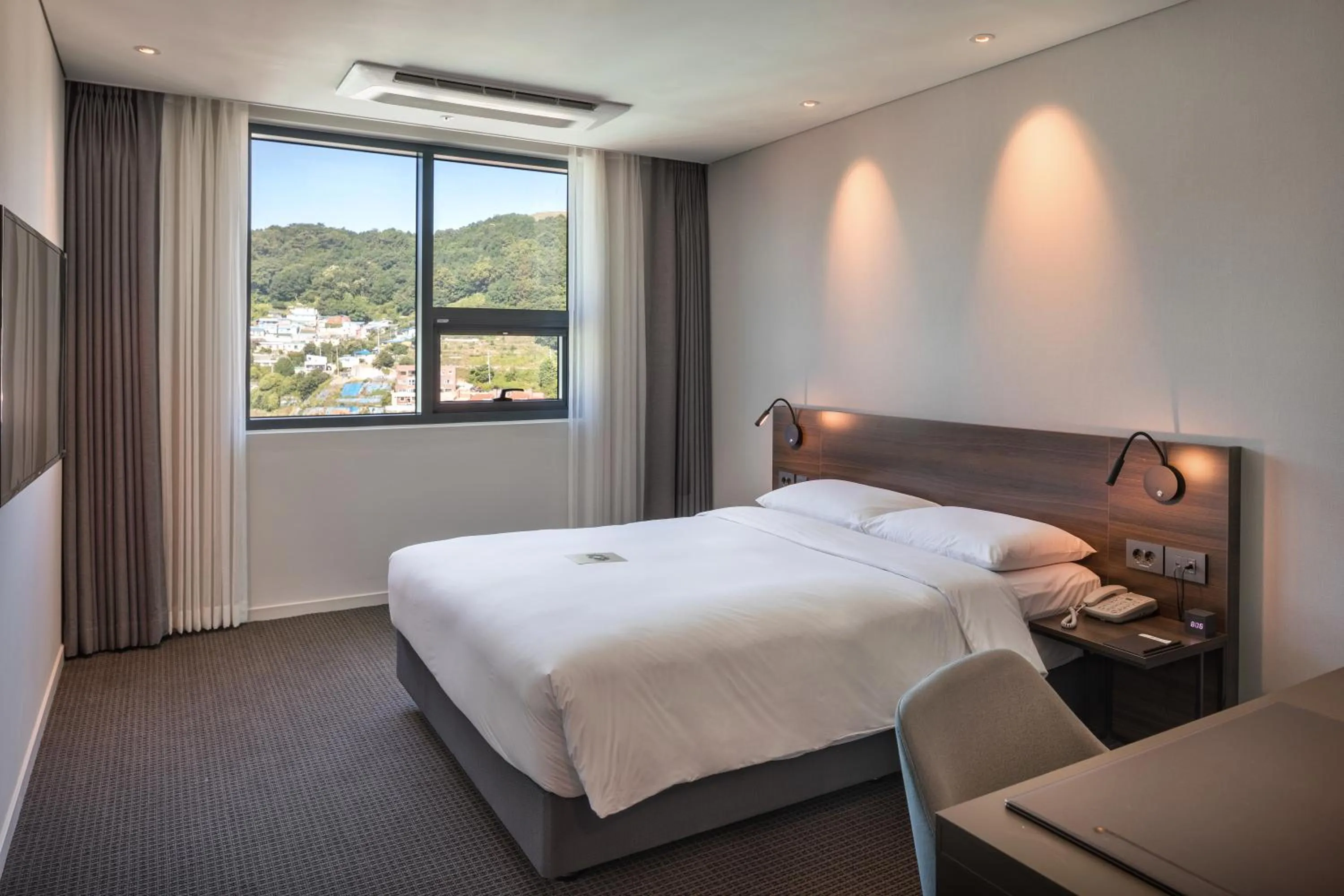 Superior Queen Room with City View in Grab The Ocean Songdo