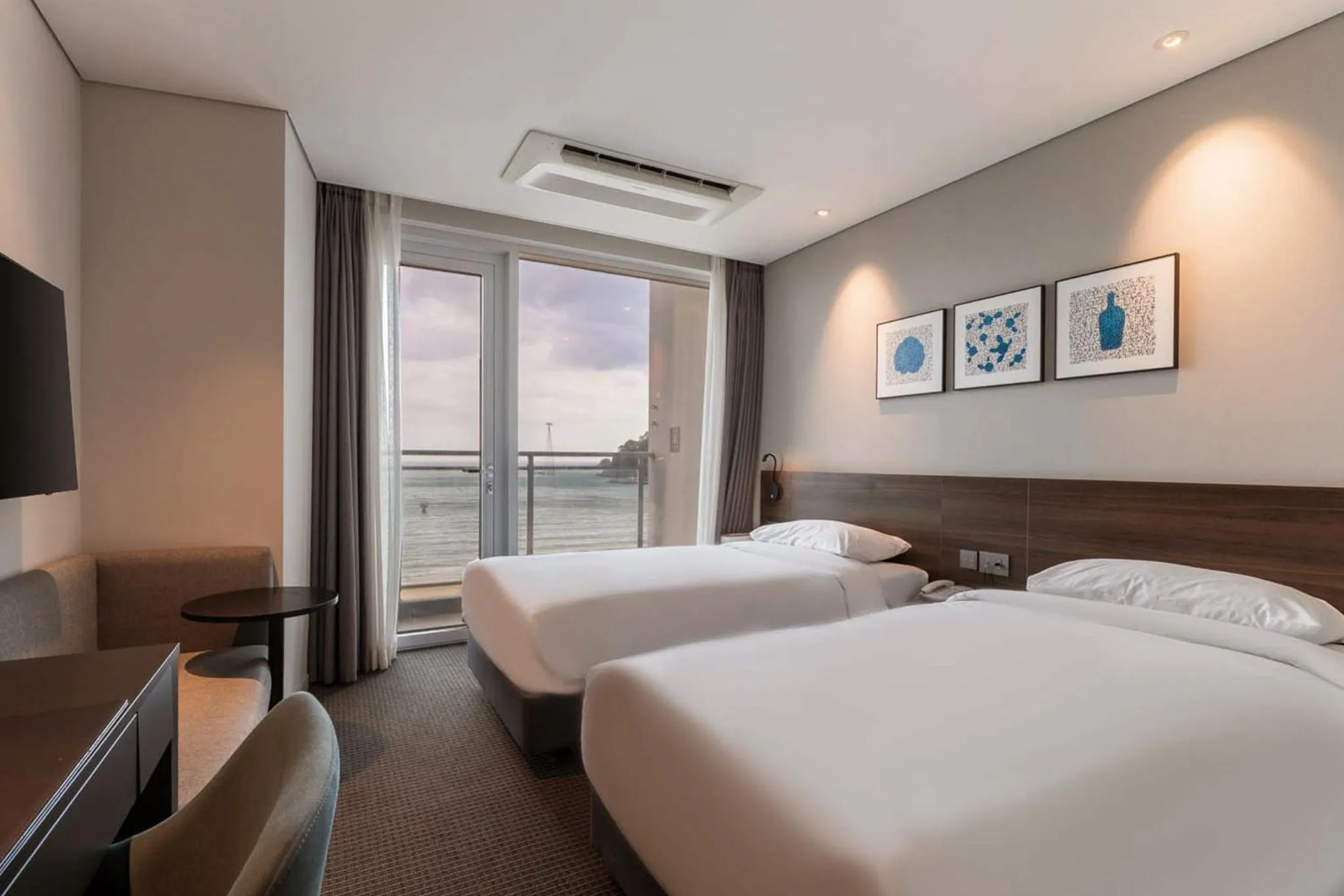 Superior Twin Room with Sea View and Terrace in Grab The Ocean Songdo