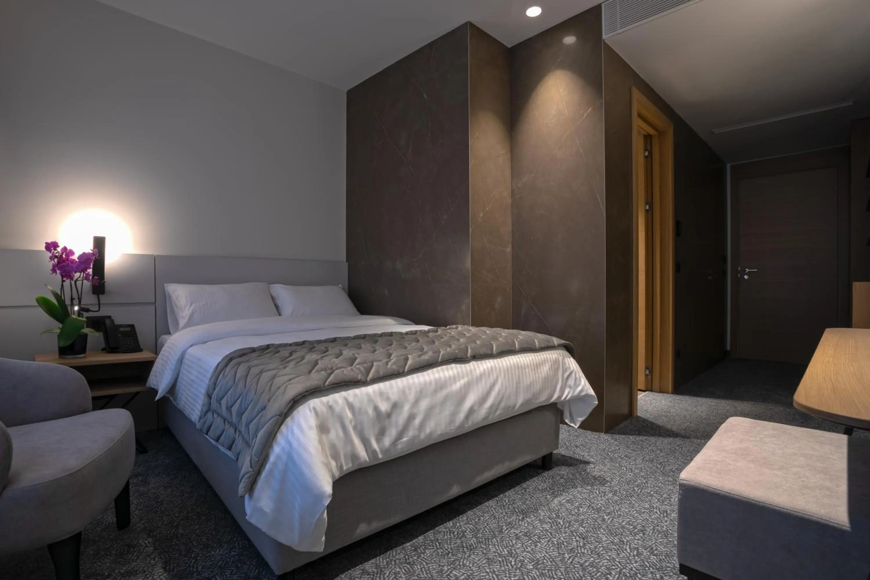 Standard Queen Room with Free Wellness in Hotel Mona Plaza