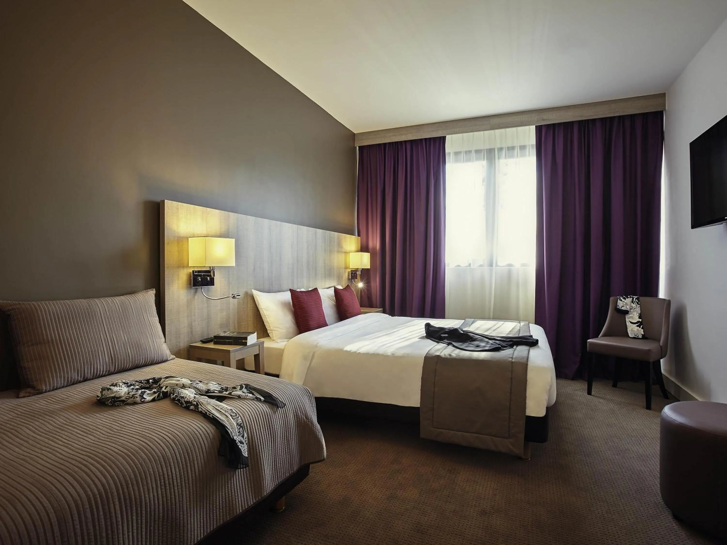 Classic Room with One Double Bed and One Single Bed in Mercure Versailles Paris Ouest