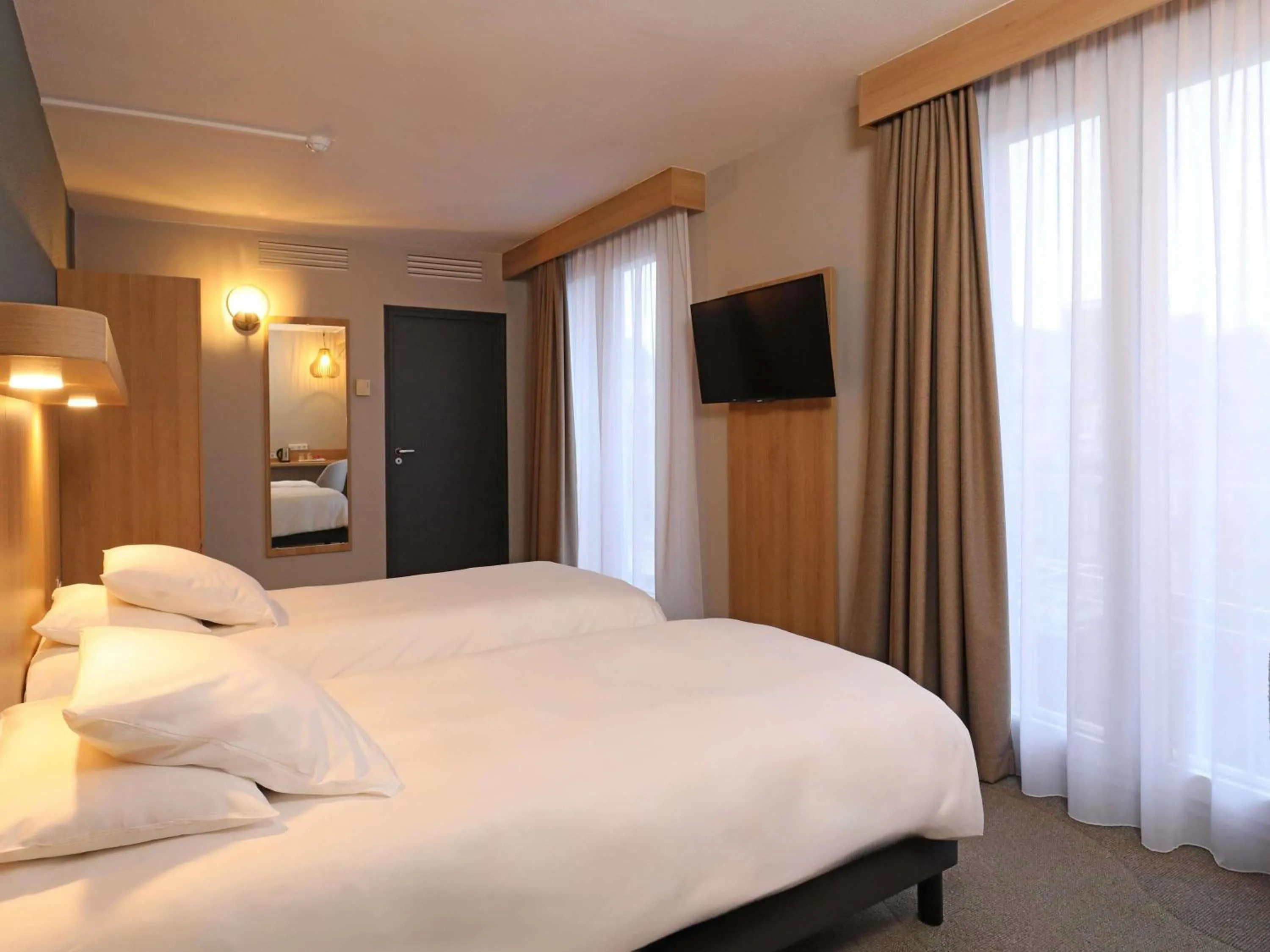 Classic Â Twin Room in Mercure Abbeville Centre – Porte de La Baie de Somme