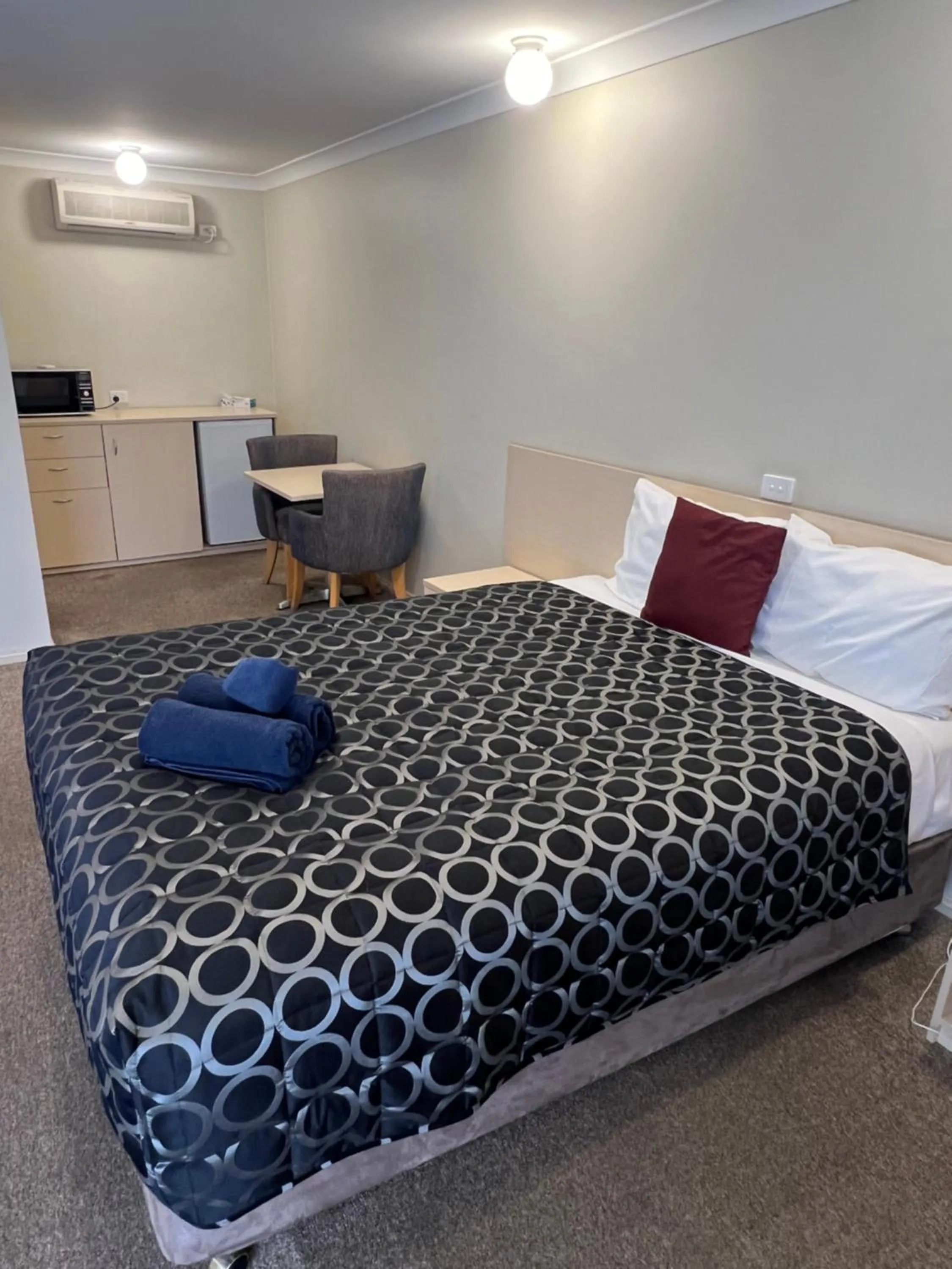 Queen Room in OVERLANDER MOTOR LODGE