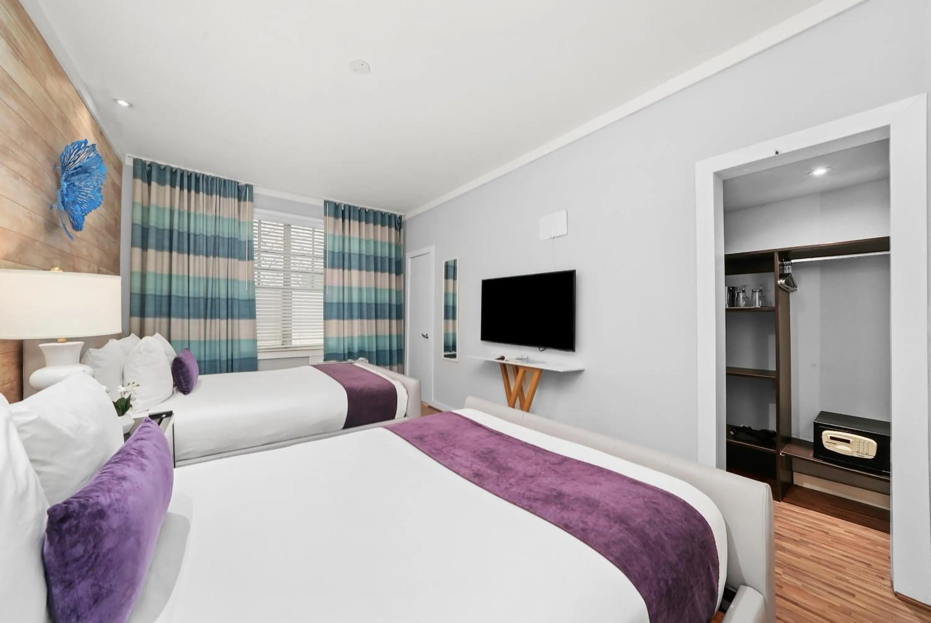 Standard Double Queen Room in Shelley Hotel