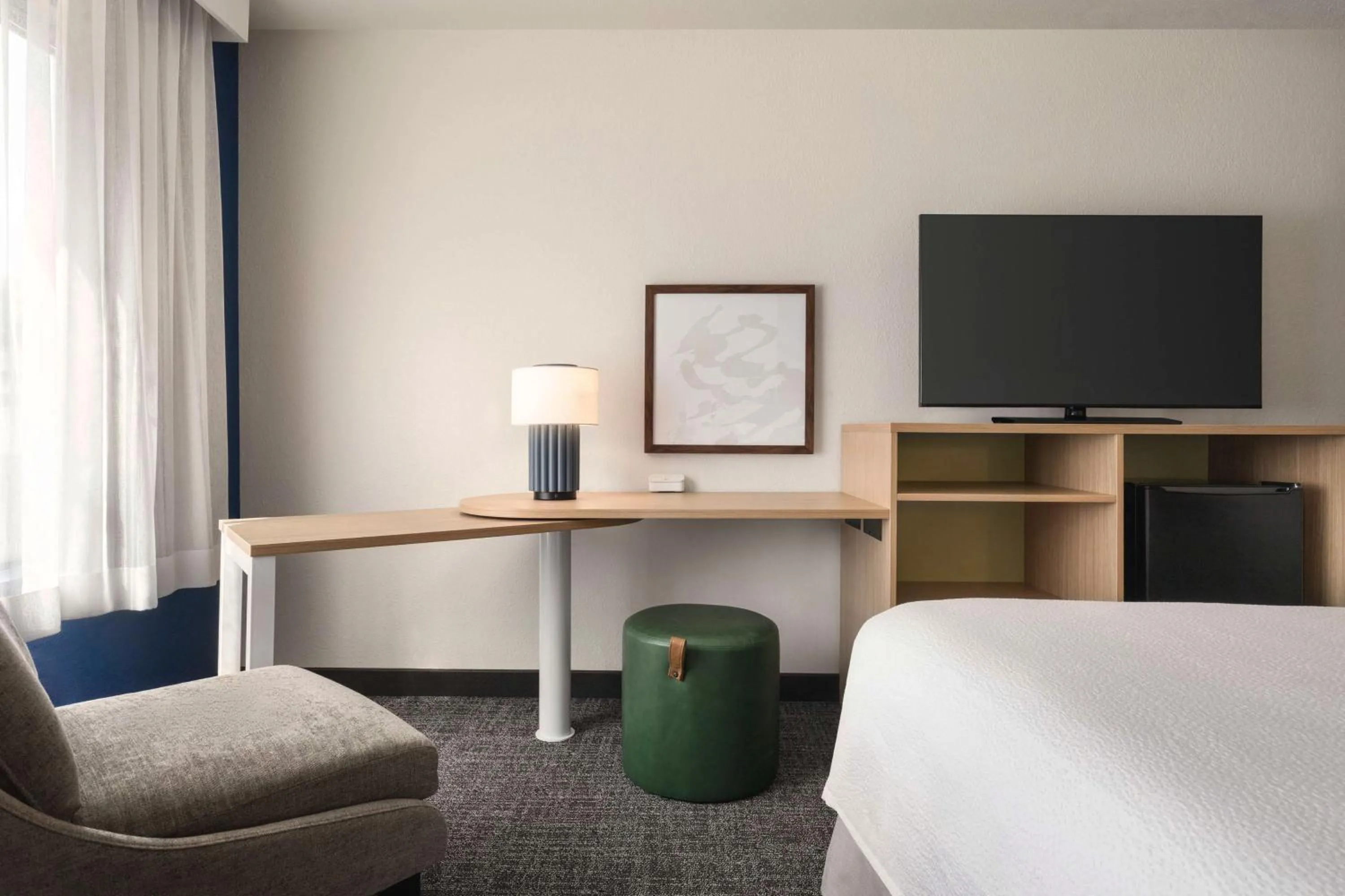 Queen Room with Bath Tub - Mobility Accessible in Spark By Hilton Mystic Groton