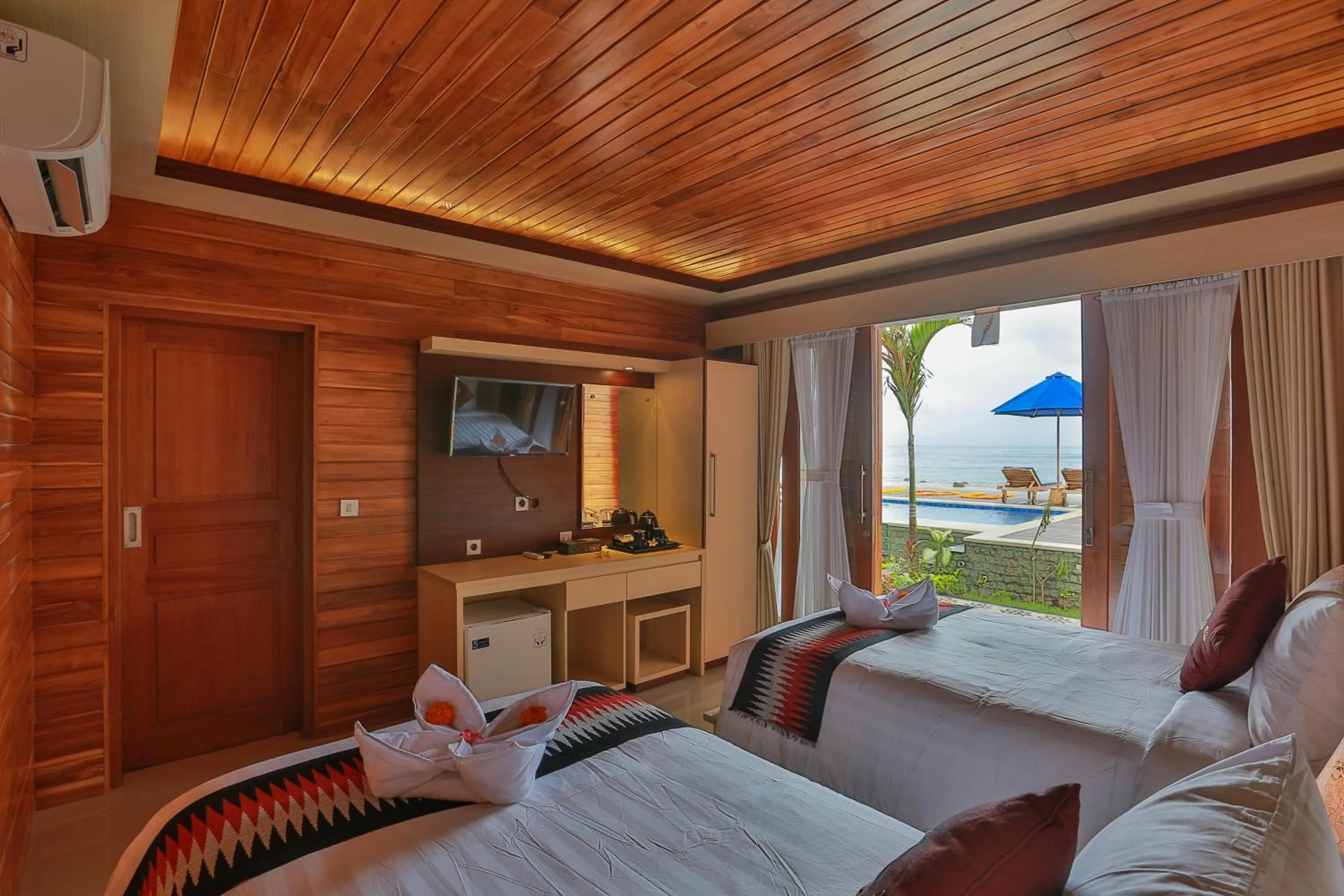 Deluxe Twin Room with Sea View in Sunrise Cottage