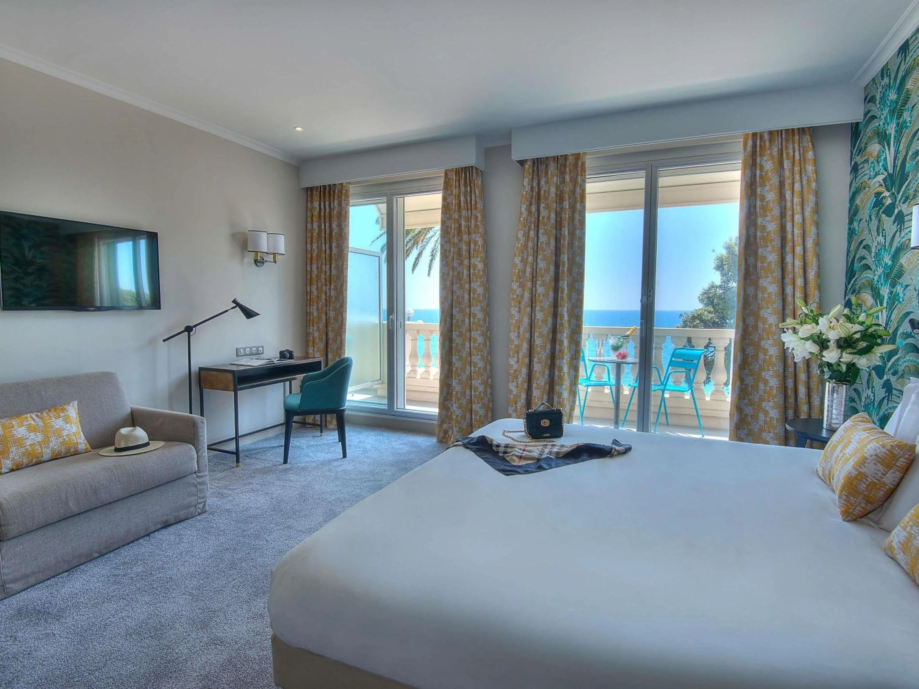 Deluxe Double Room with Balcony - Oceanfront in Mercure Nice Marché Aux Fleurs