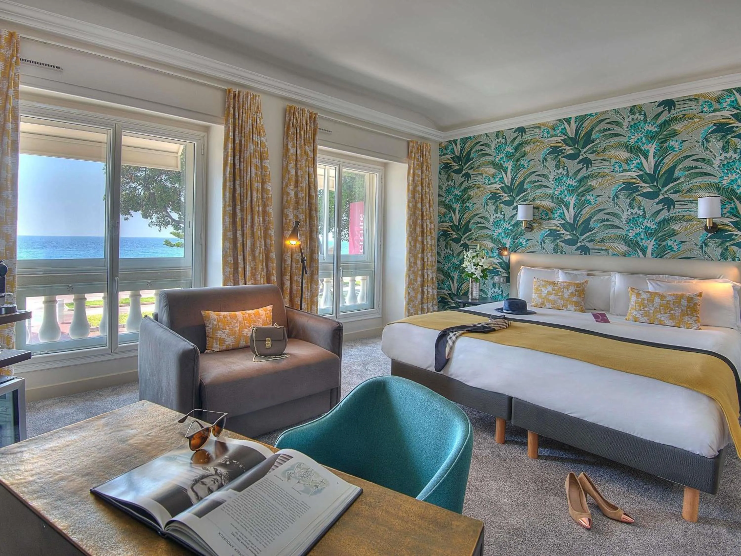 Priviledge Triple Room with Sea View in Mercure Nice Marché Aux Fleurs