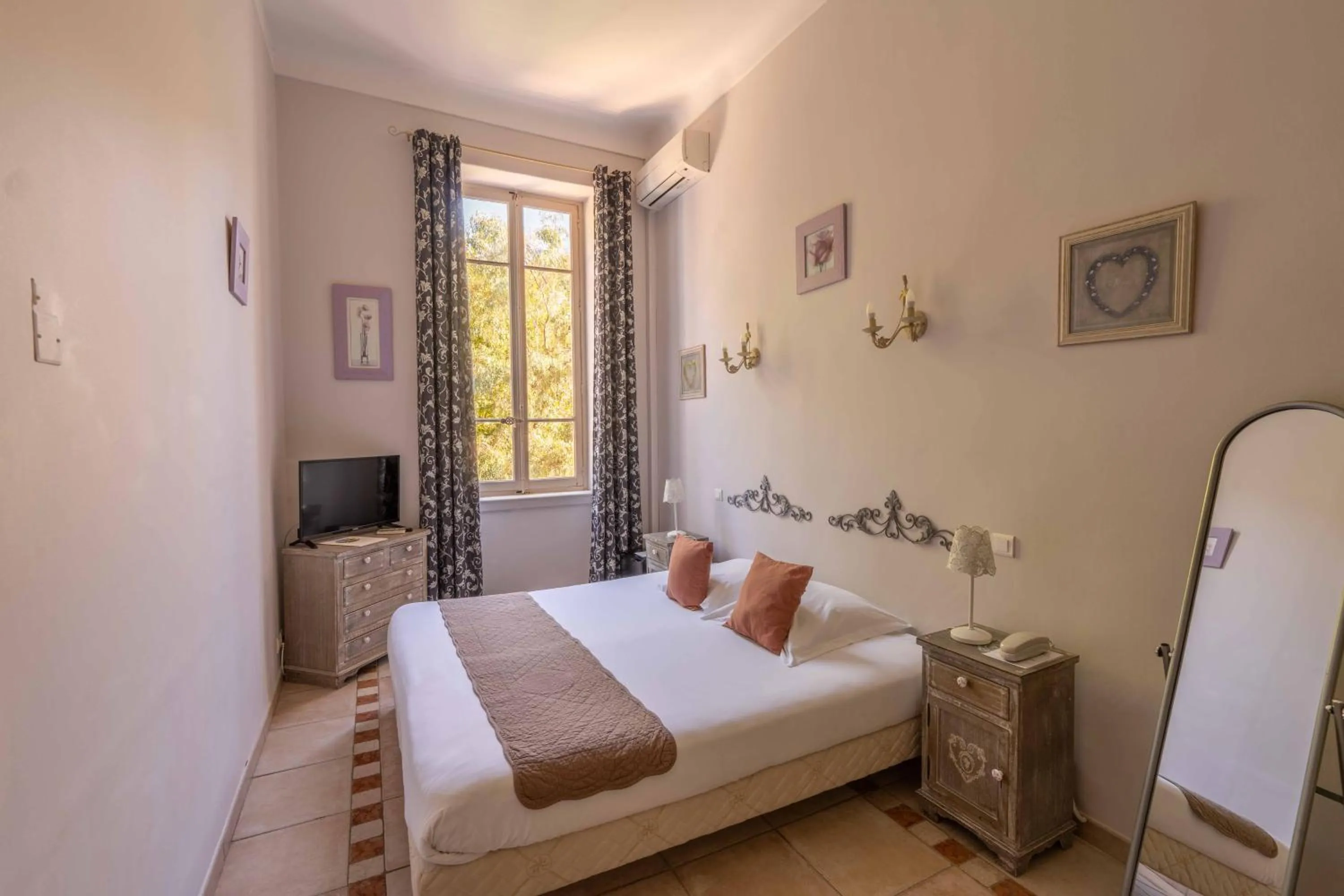 Small Double Room Hill Side in Hôtel l'Orangeraie