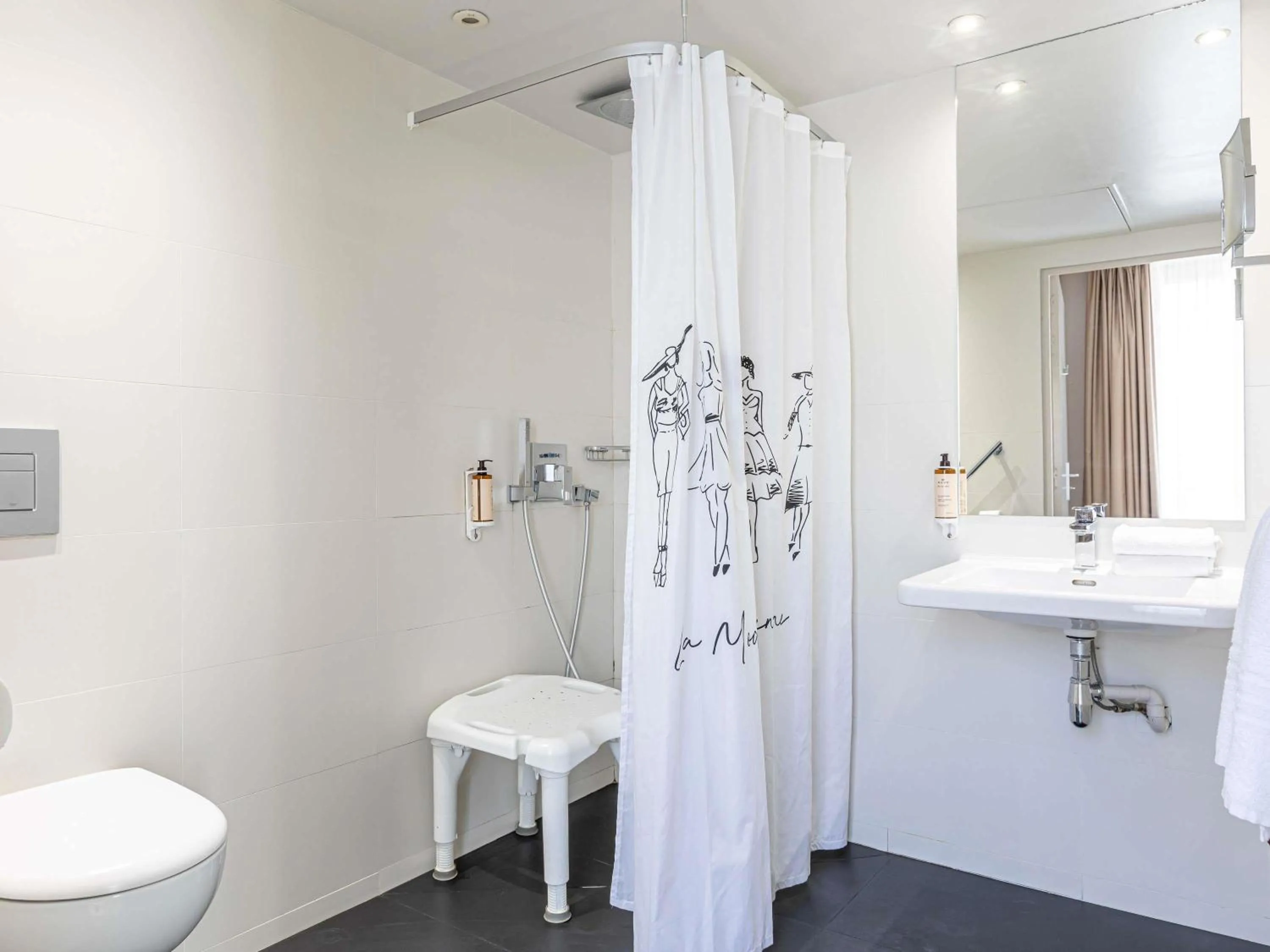 Accessible Classic Room with One Double Bed in Mercure Paris Place d'Italie