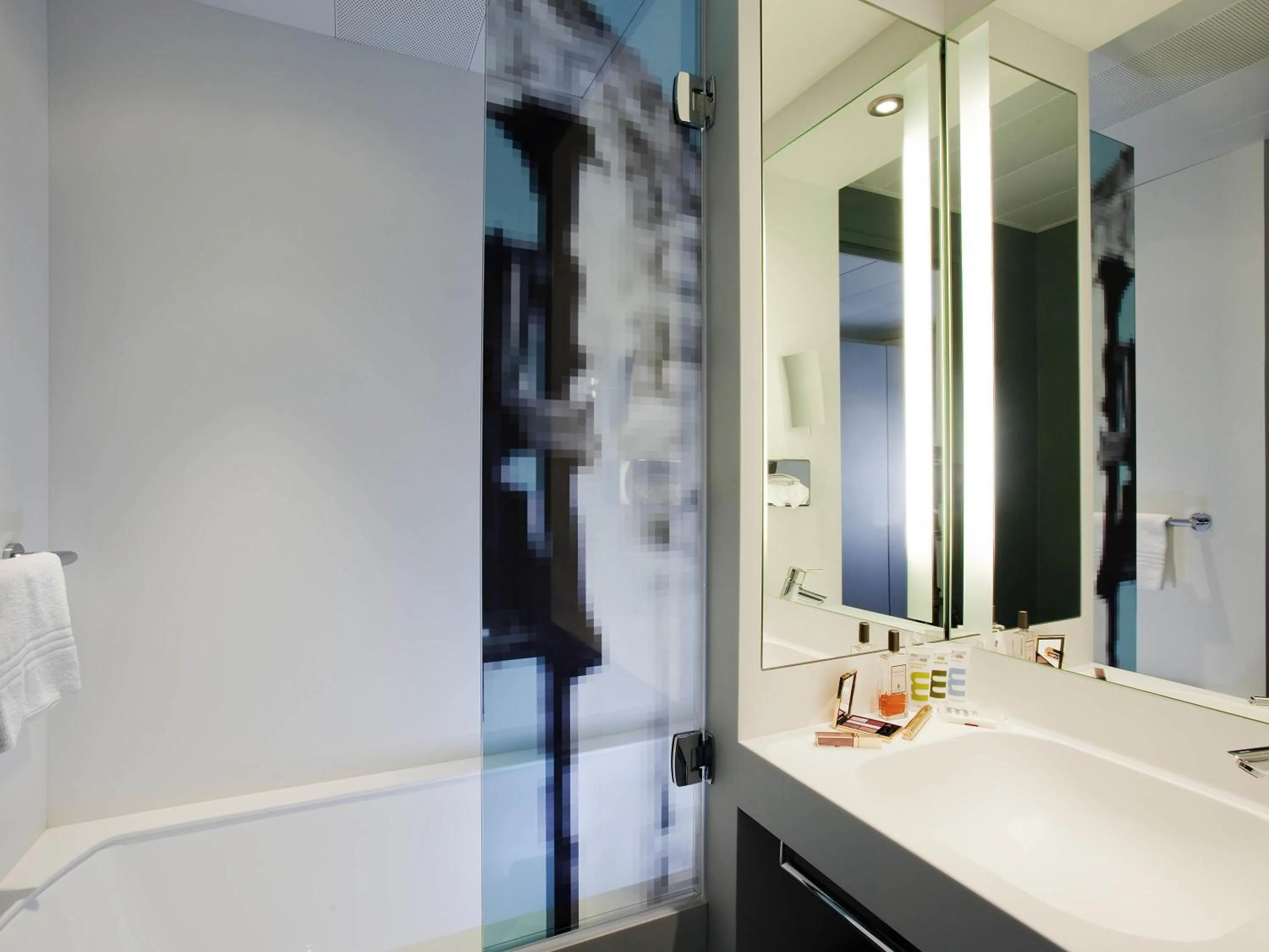 Privilege Room with a double bed and a sofa in Mercure Pont d’Avignon Centre