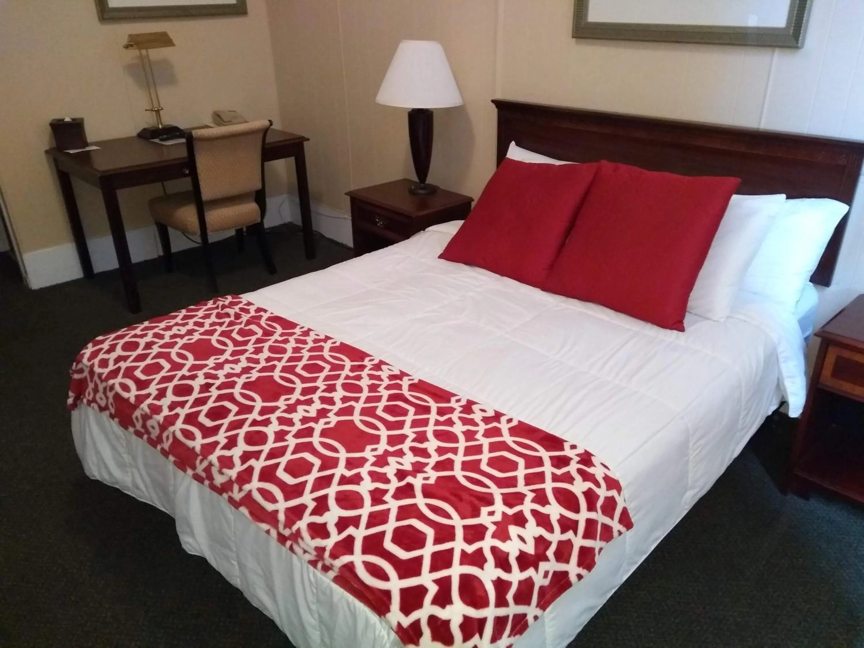 Queen Room in Hotel Wayne