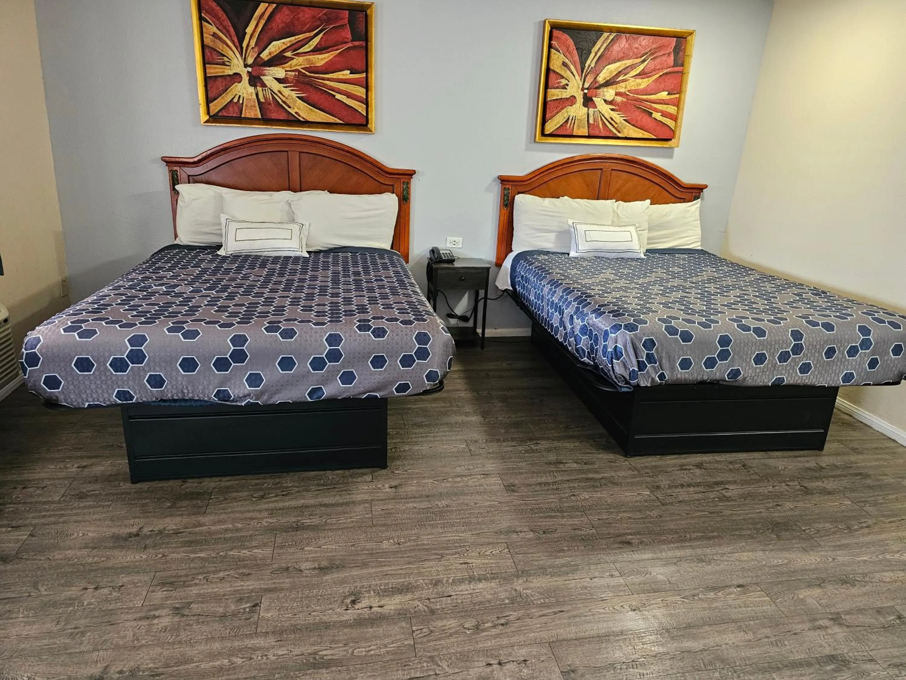 Double Room with Two Double Beds - Disability Access in California Suites Motel