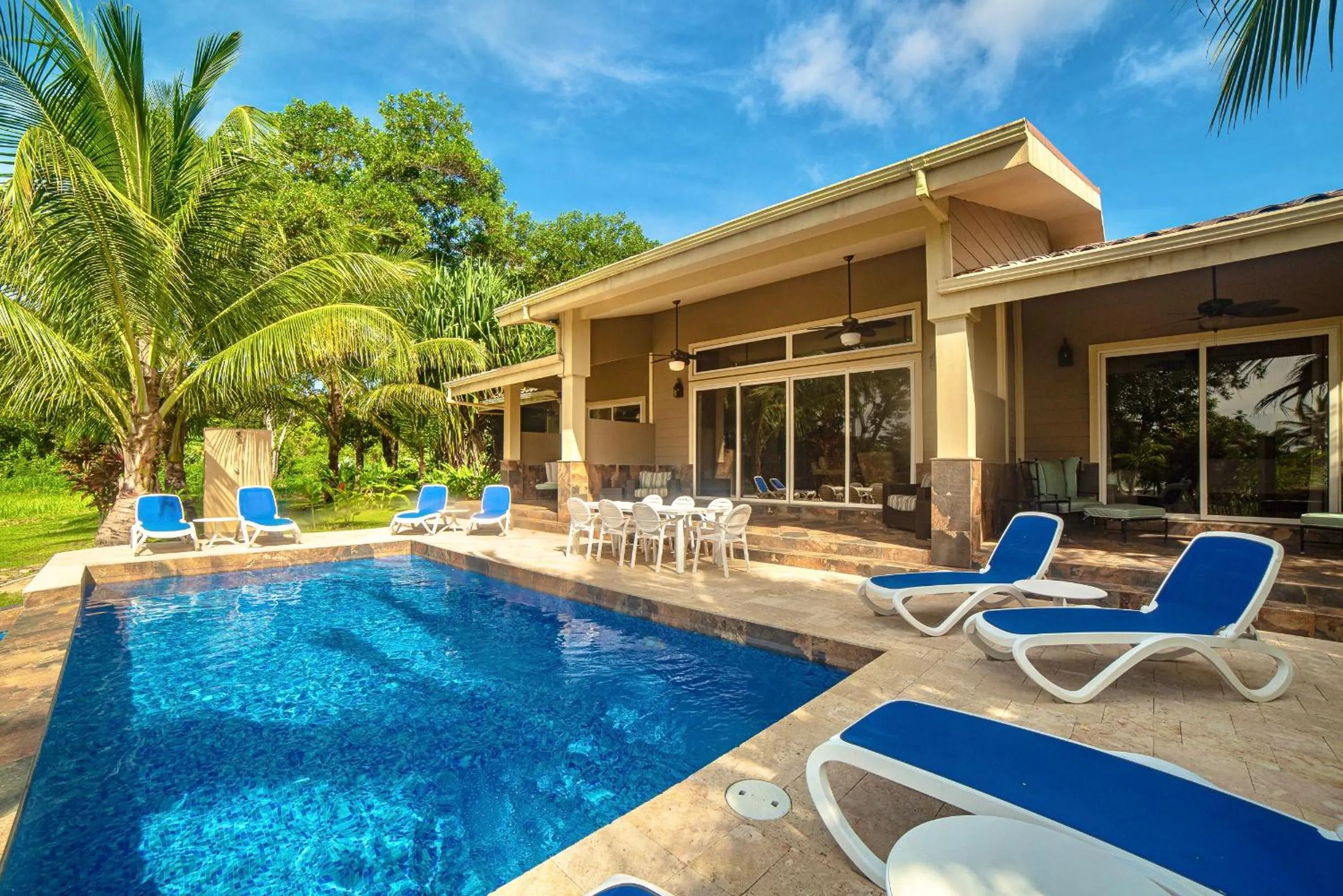 Villa - Beach Front in Red Frog Beach Island Resort