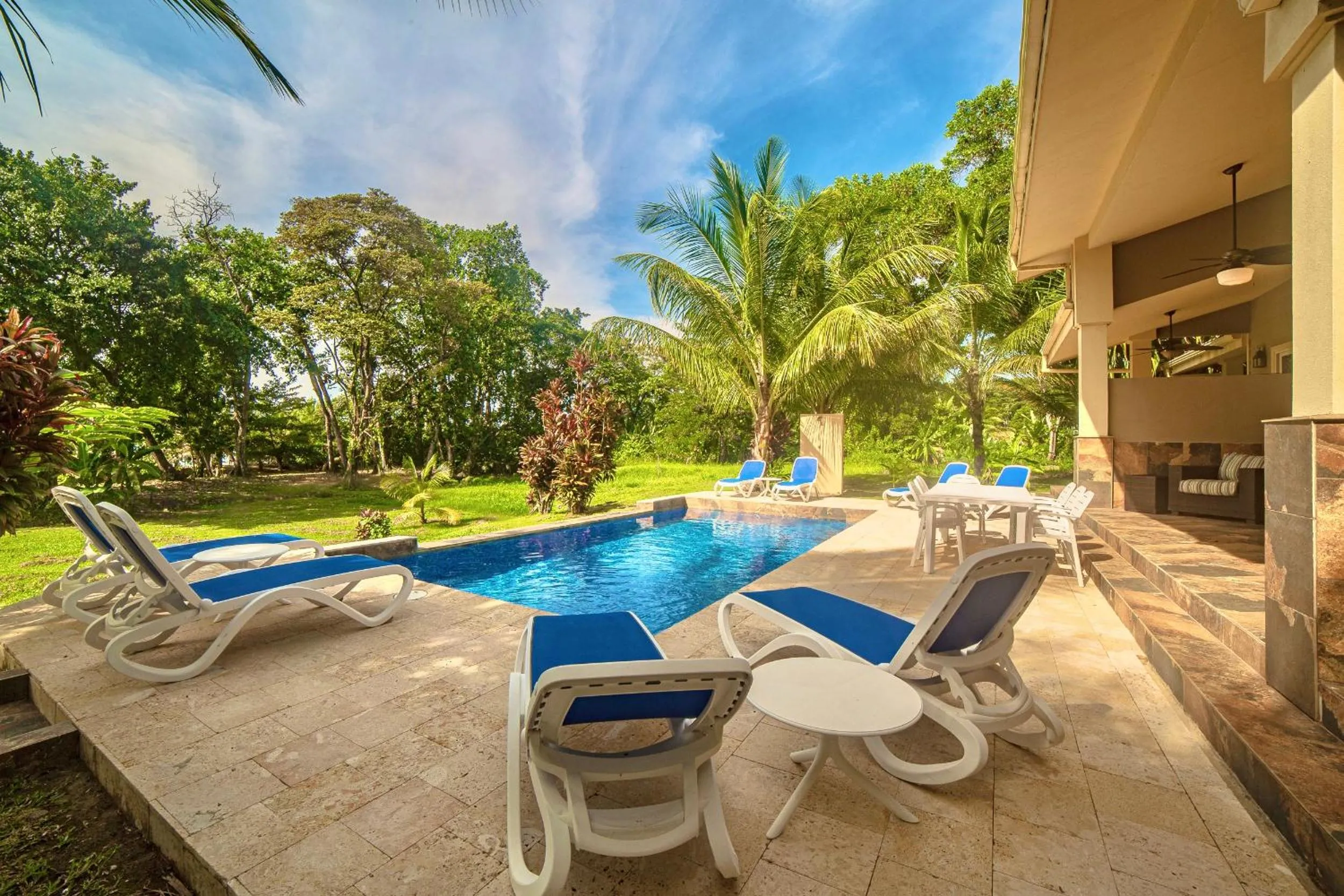 King Studio Beach Front in Red Frog Beach Island Resort