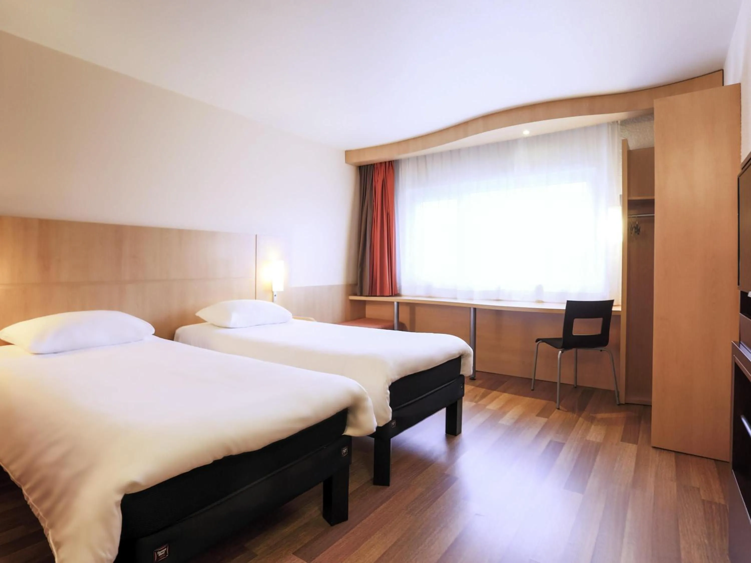 Standard Twin Room in ibis Charleville Mézières