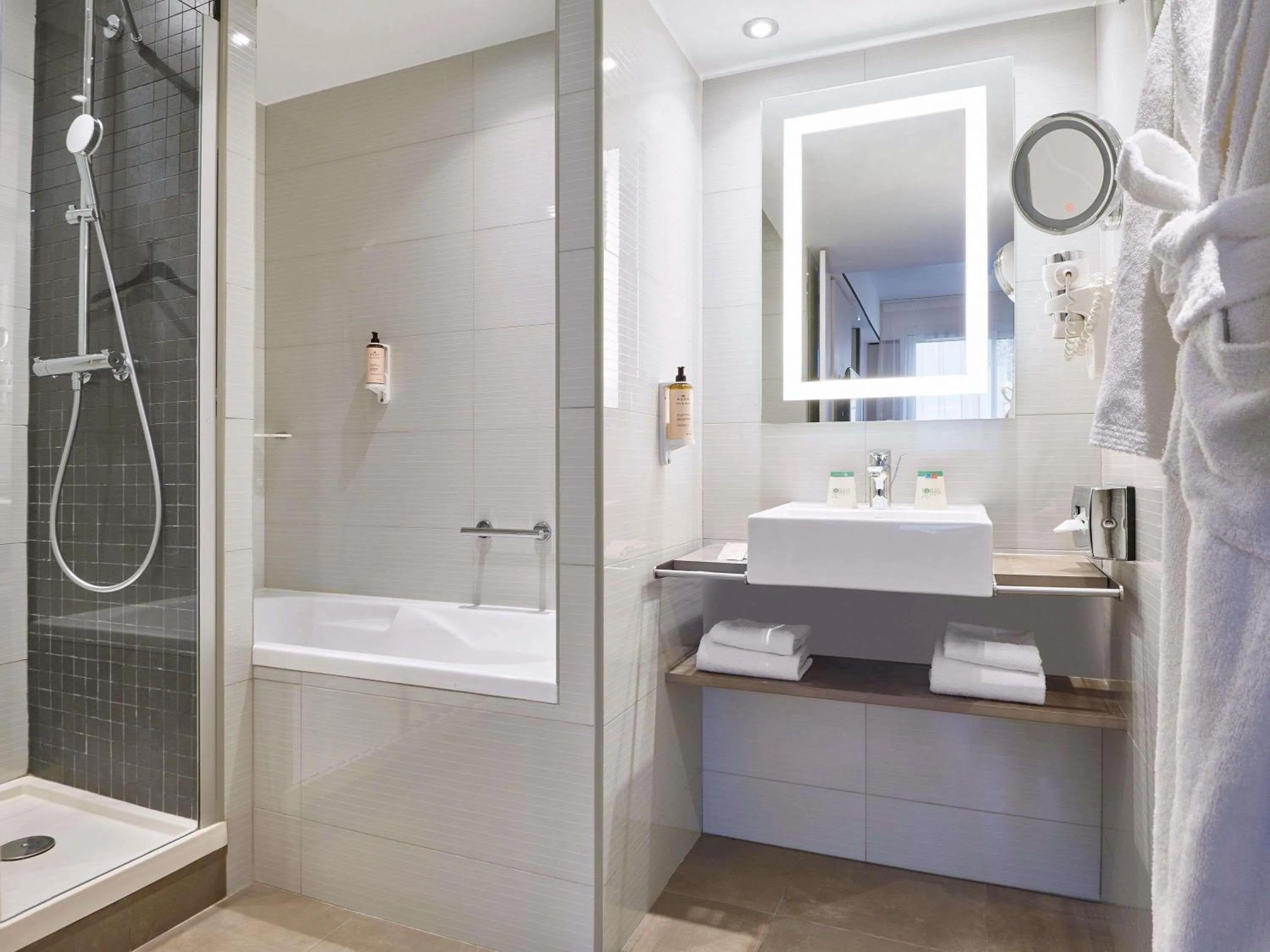 Junior Suite with One Double Bed in Mercure Paris 15 Porte de Versailles