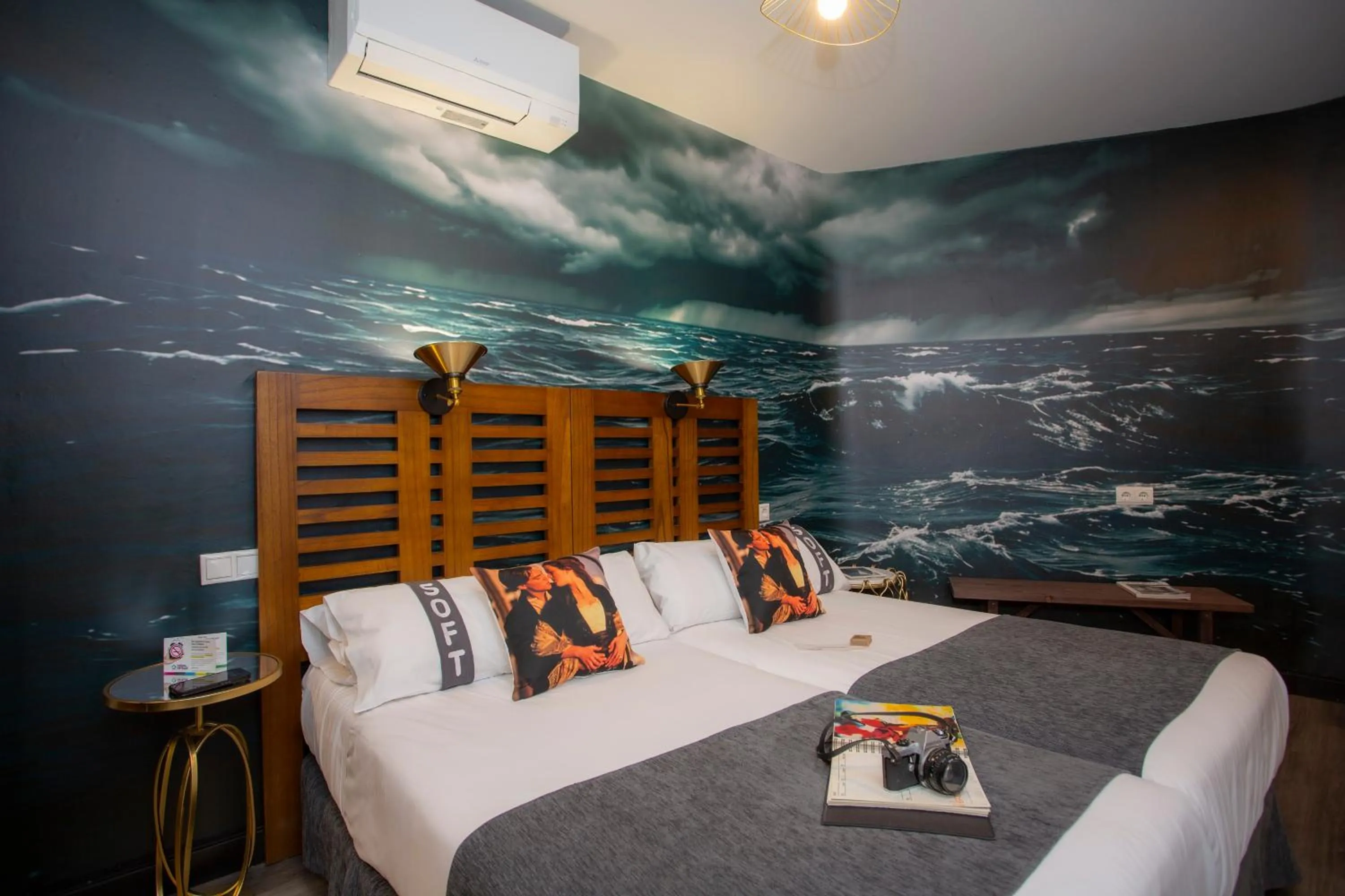 Interior Economy Twin Room in Casual del Cine Valencia