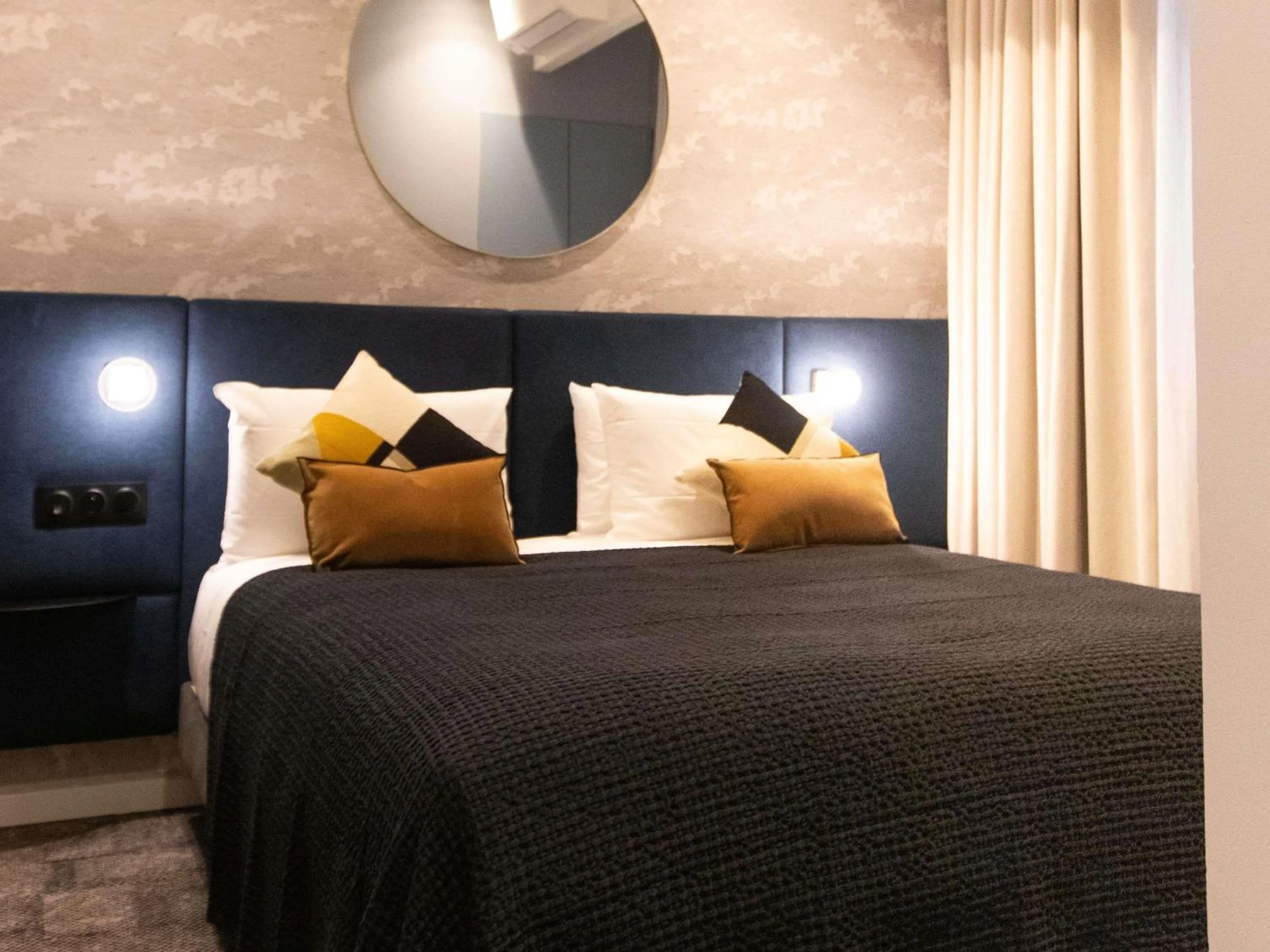 Superior Apartment with One Double Bed and Sofa in Mercure Paris Tour Eiffel Pont Mirabeau