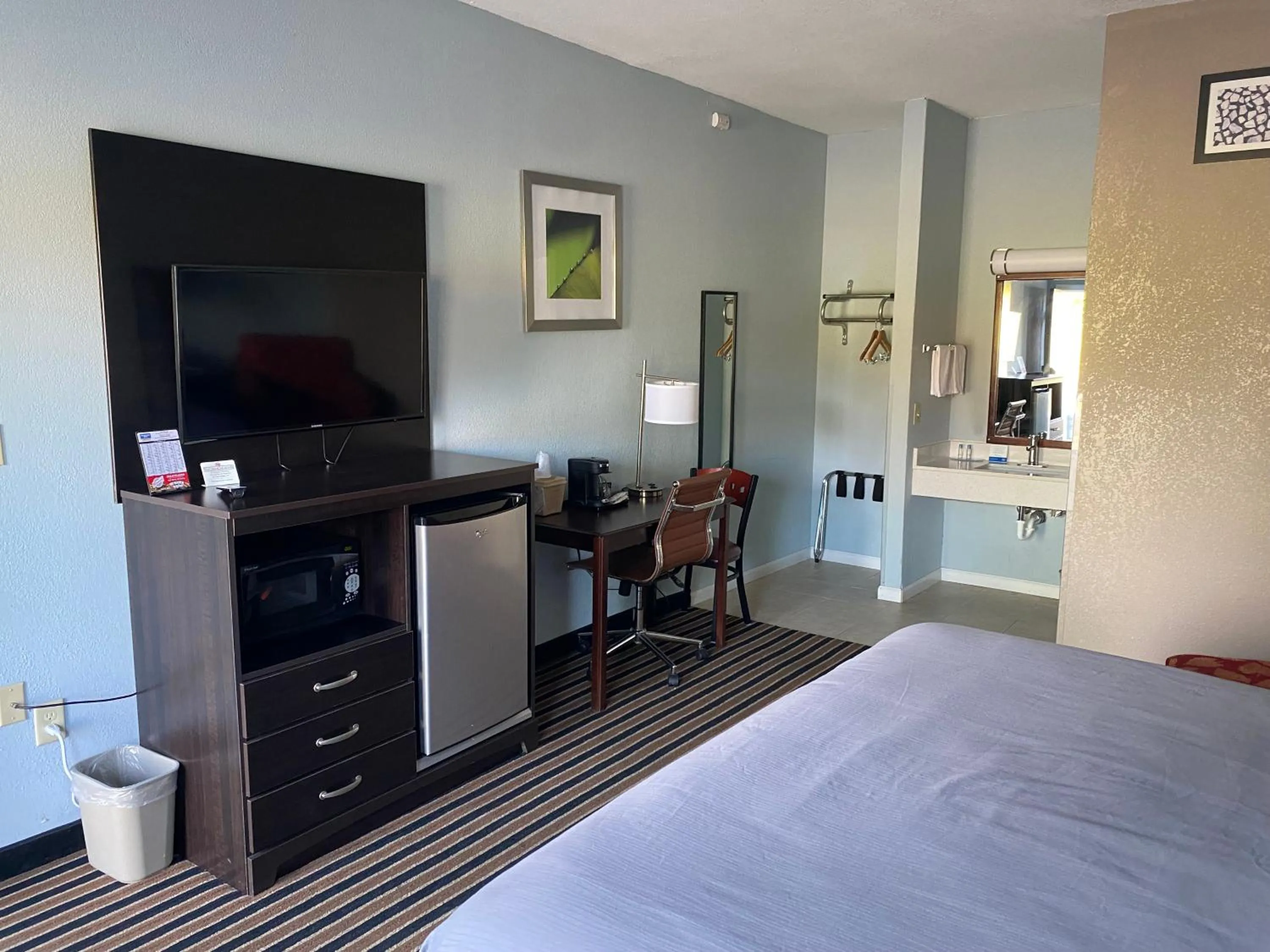 King Room - Non-Smoking in Rodeway Inn