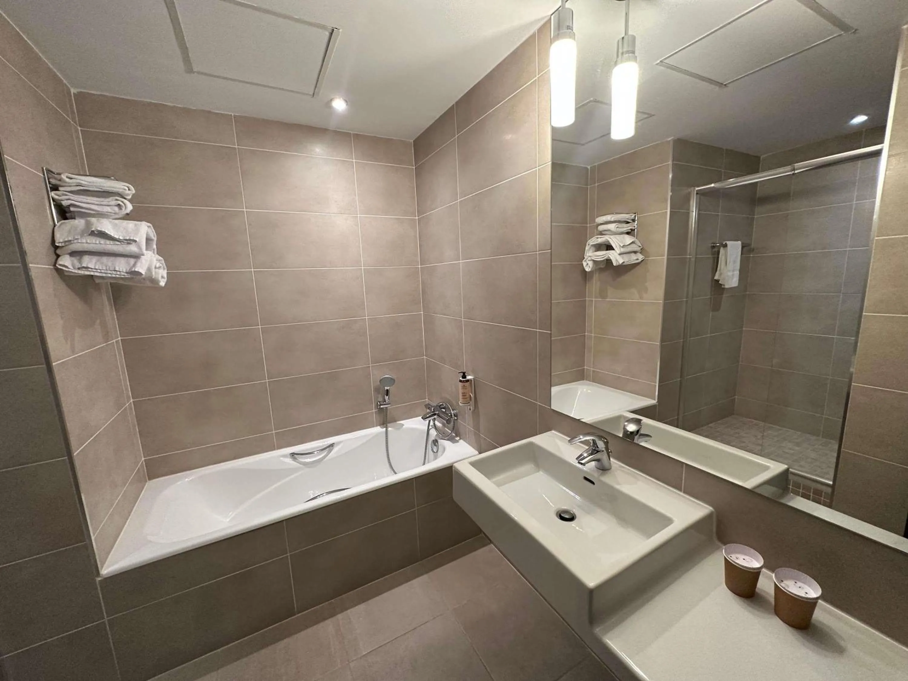 Suite with One Double Bed in Mercure Bordeaux Chateau Chartrons