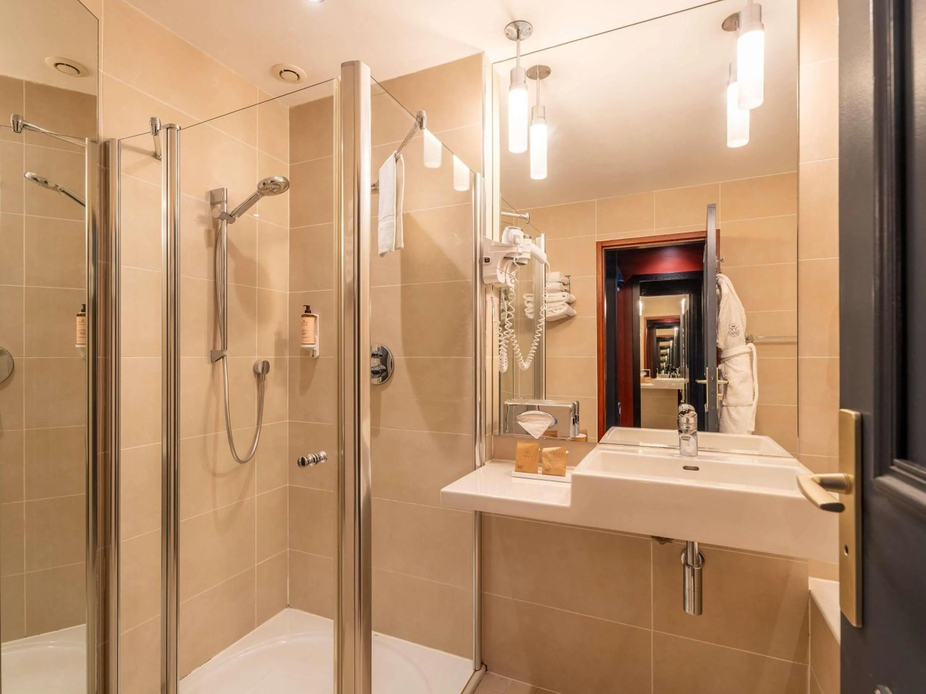 Junior Suite with a Double Bed and a Sofa in Mercure Bordeaux Chateau Chartrons