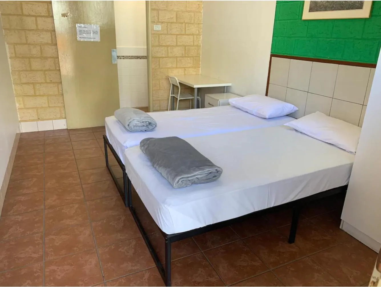 Twin Room with Private Shower in Hay Street Traveller's Inn