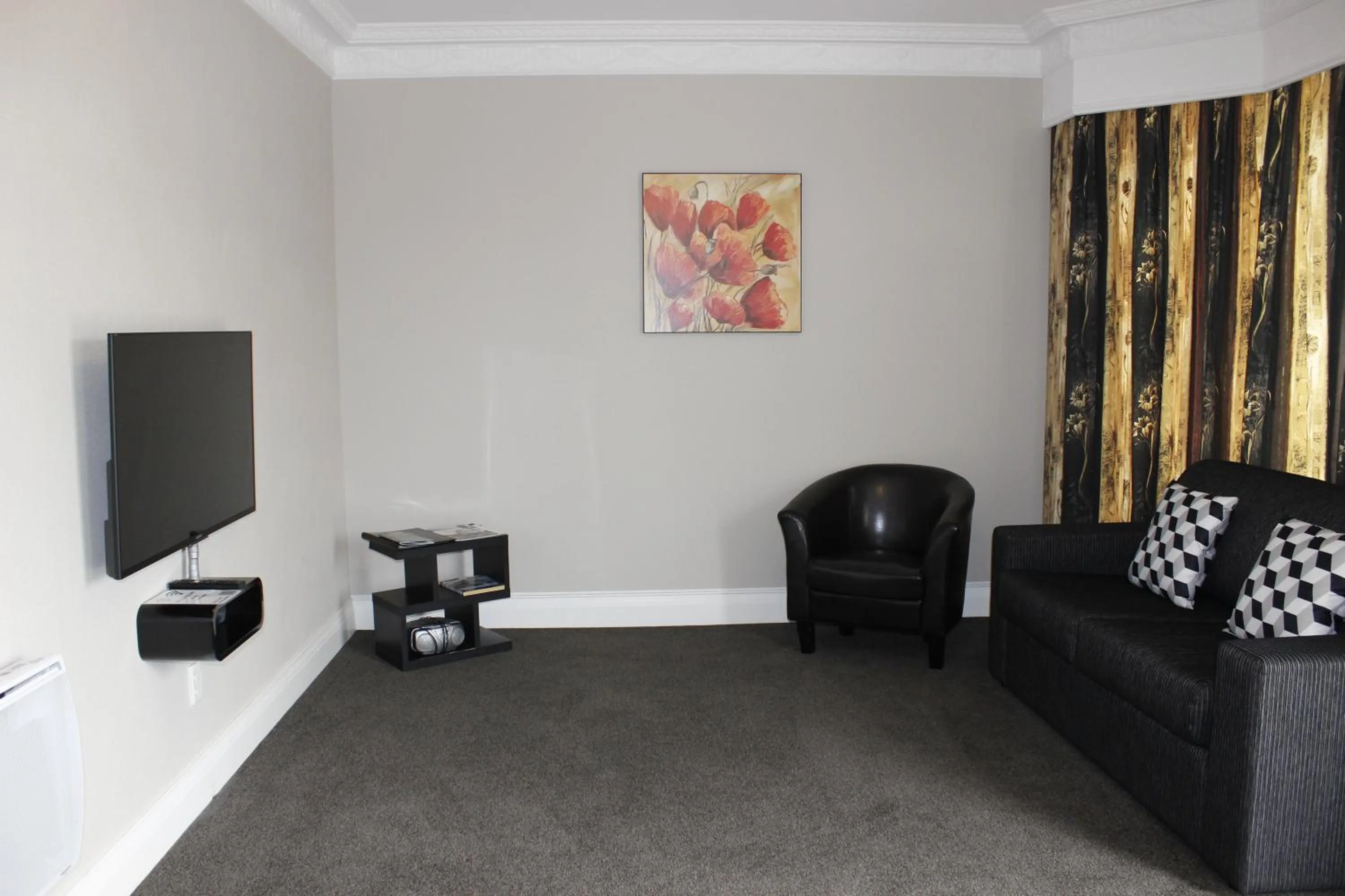 Executive One-Bedroom Apartment in Colonial Motel