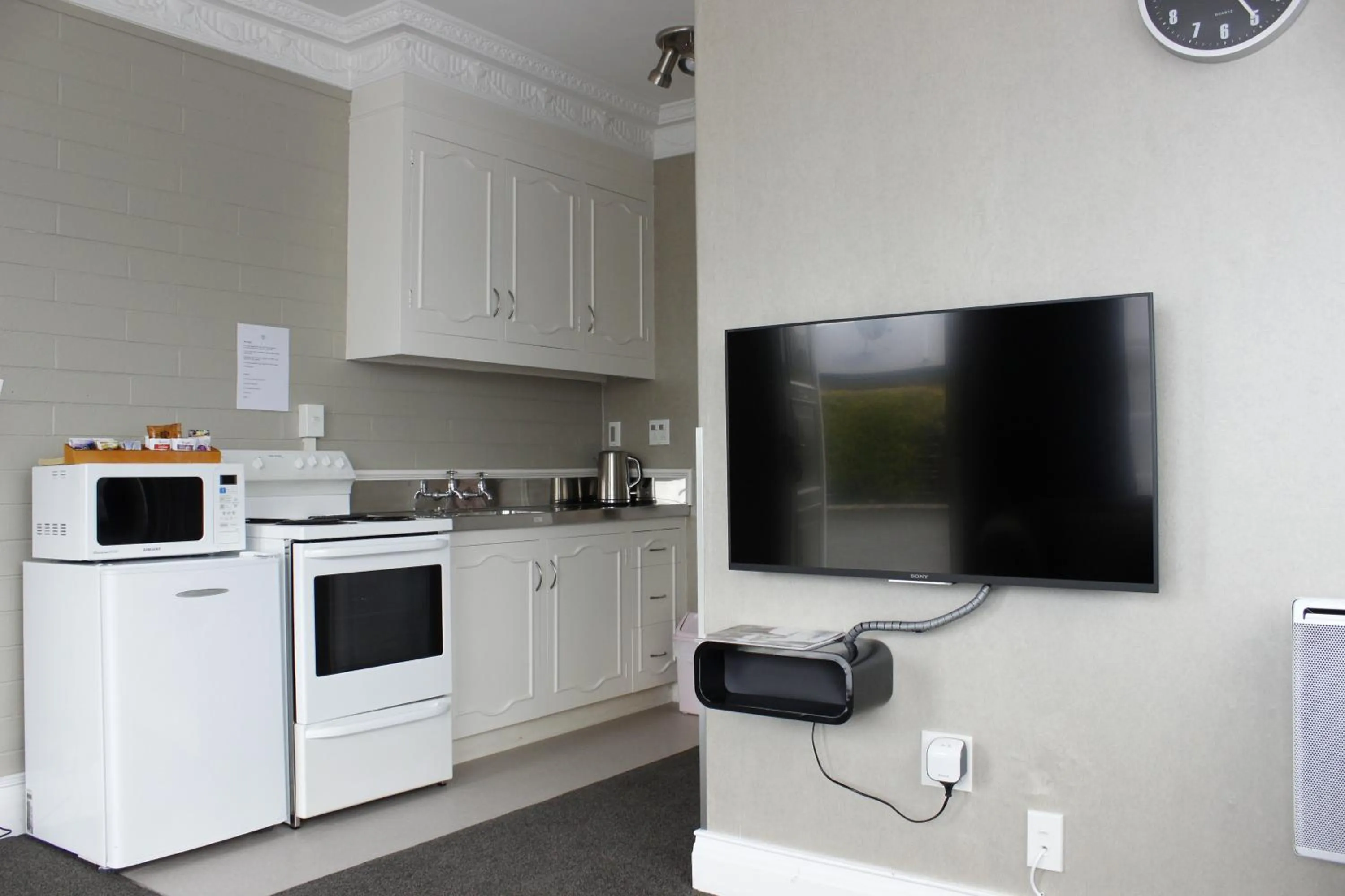 Standard One-Bedroom Apartment in Colonial Motel