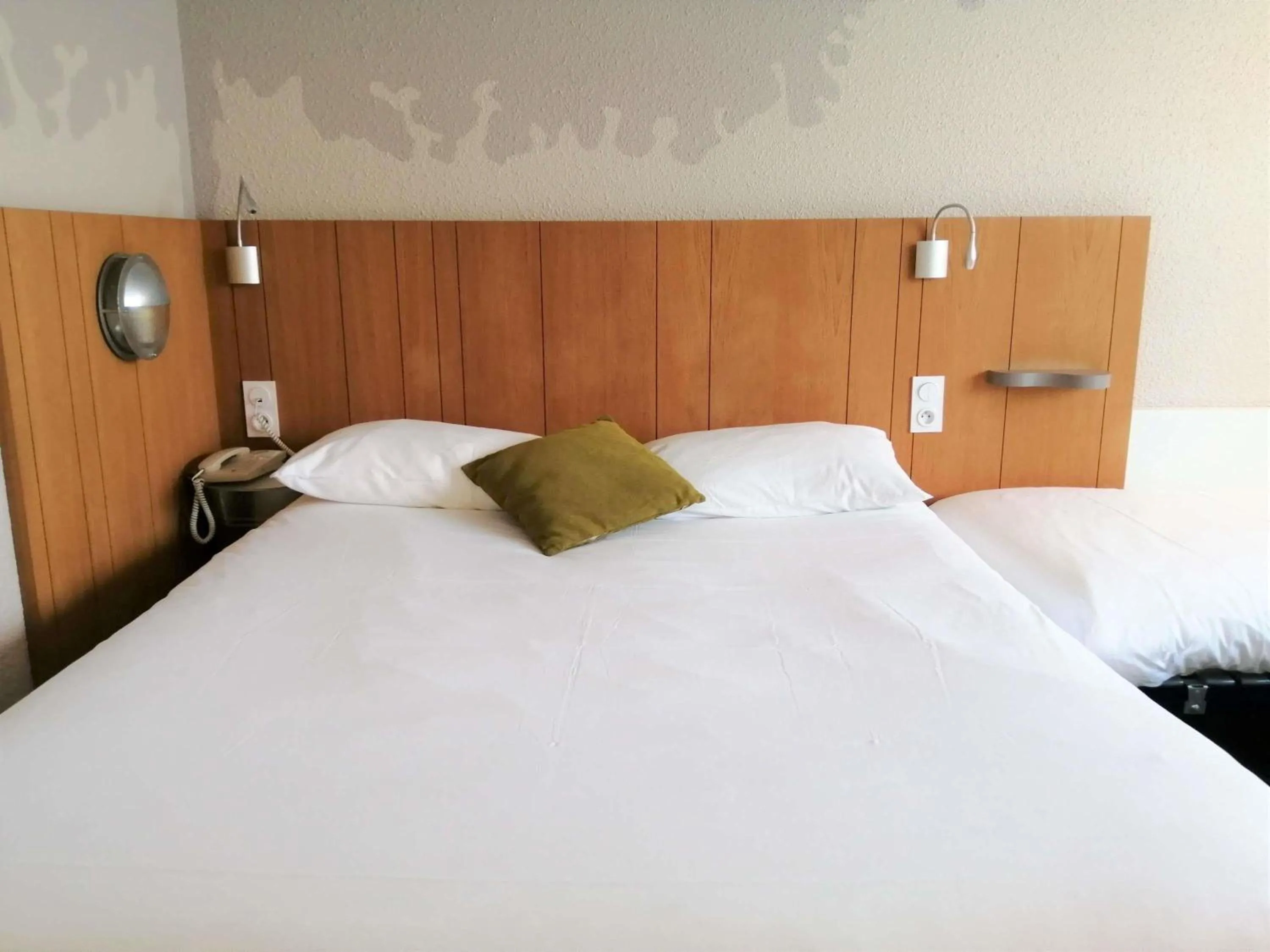 Standard Room with 1 Double Bed and 2 Single Beds - single occupancy in ibis Styles Tours Sud