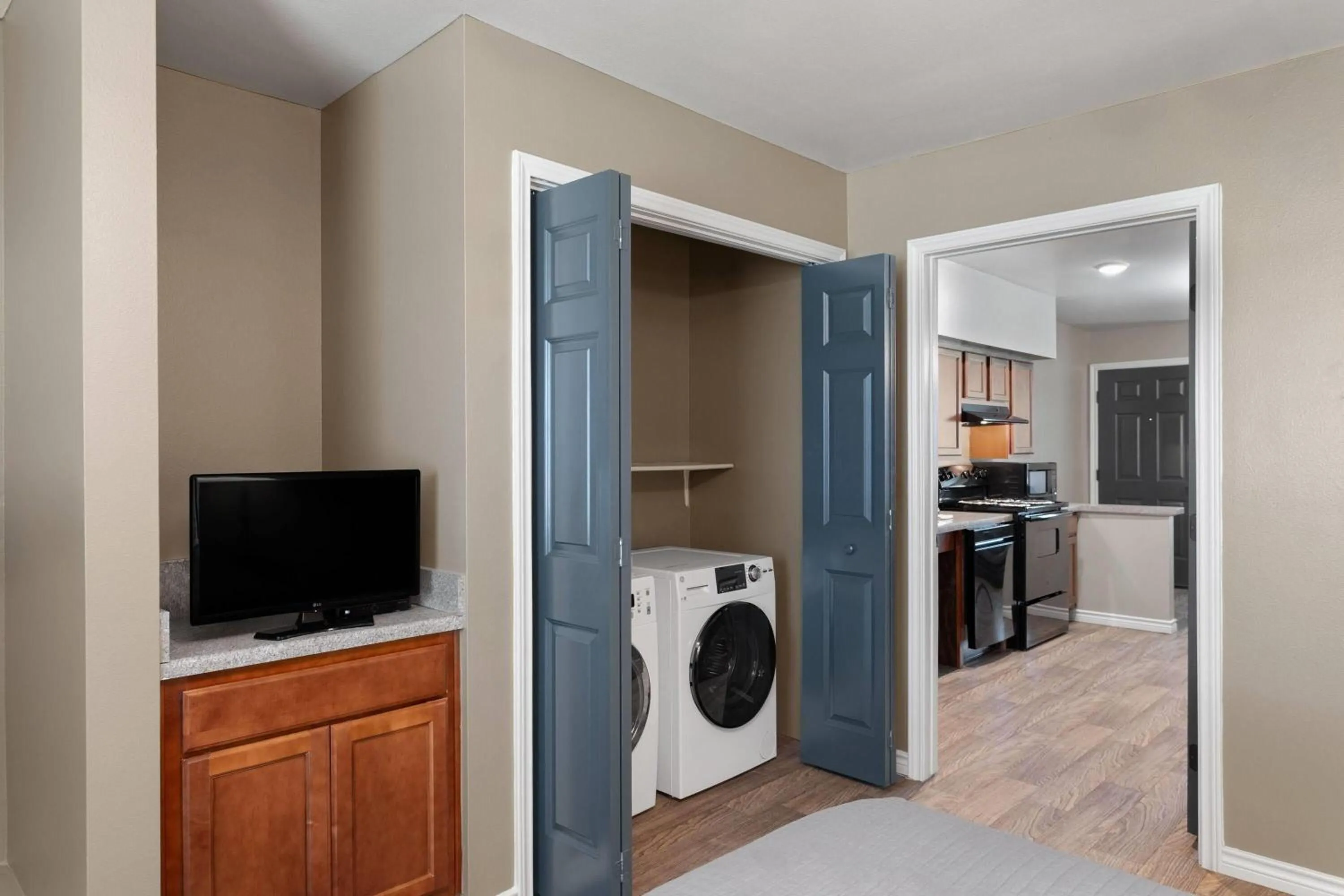 One-Bedroom Queen Suite with Mobility Access and Roll-In Shower, Non-Smoking in Eagle's Den Suites Andrews a Travelodge by Wyndham