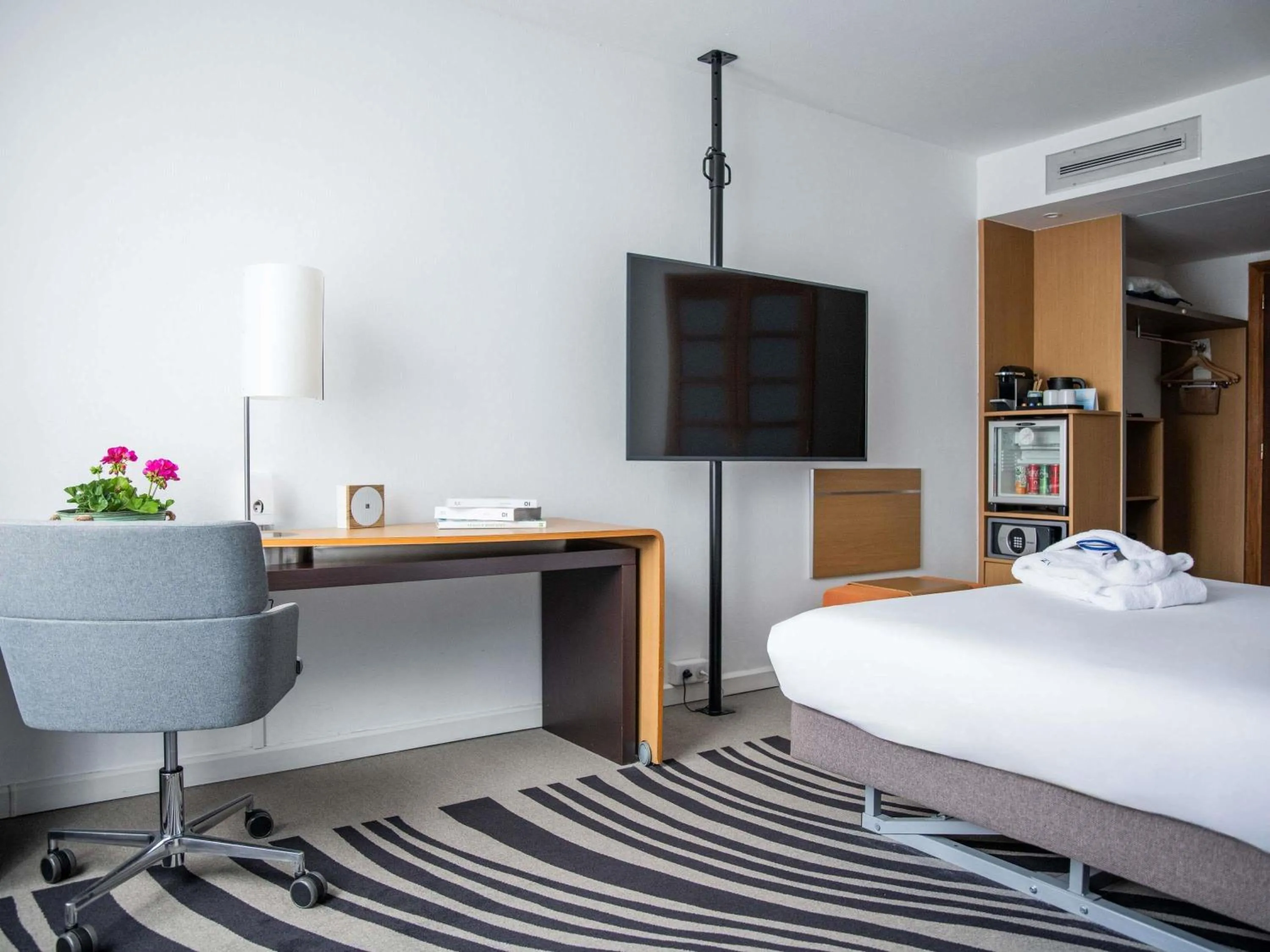 Suite with One Double Bed and Sofa Bed in Hotel Novotel Evry Courcouronnes