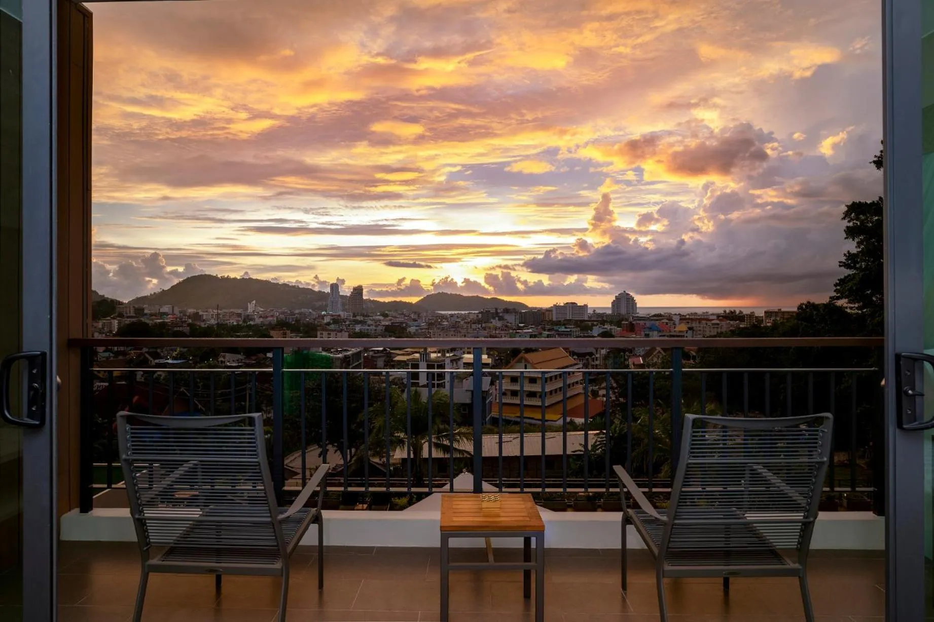 Patong Sunset Room in SKYVIEW Resort Phuket Patong Beach