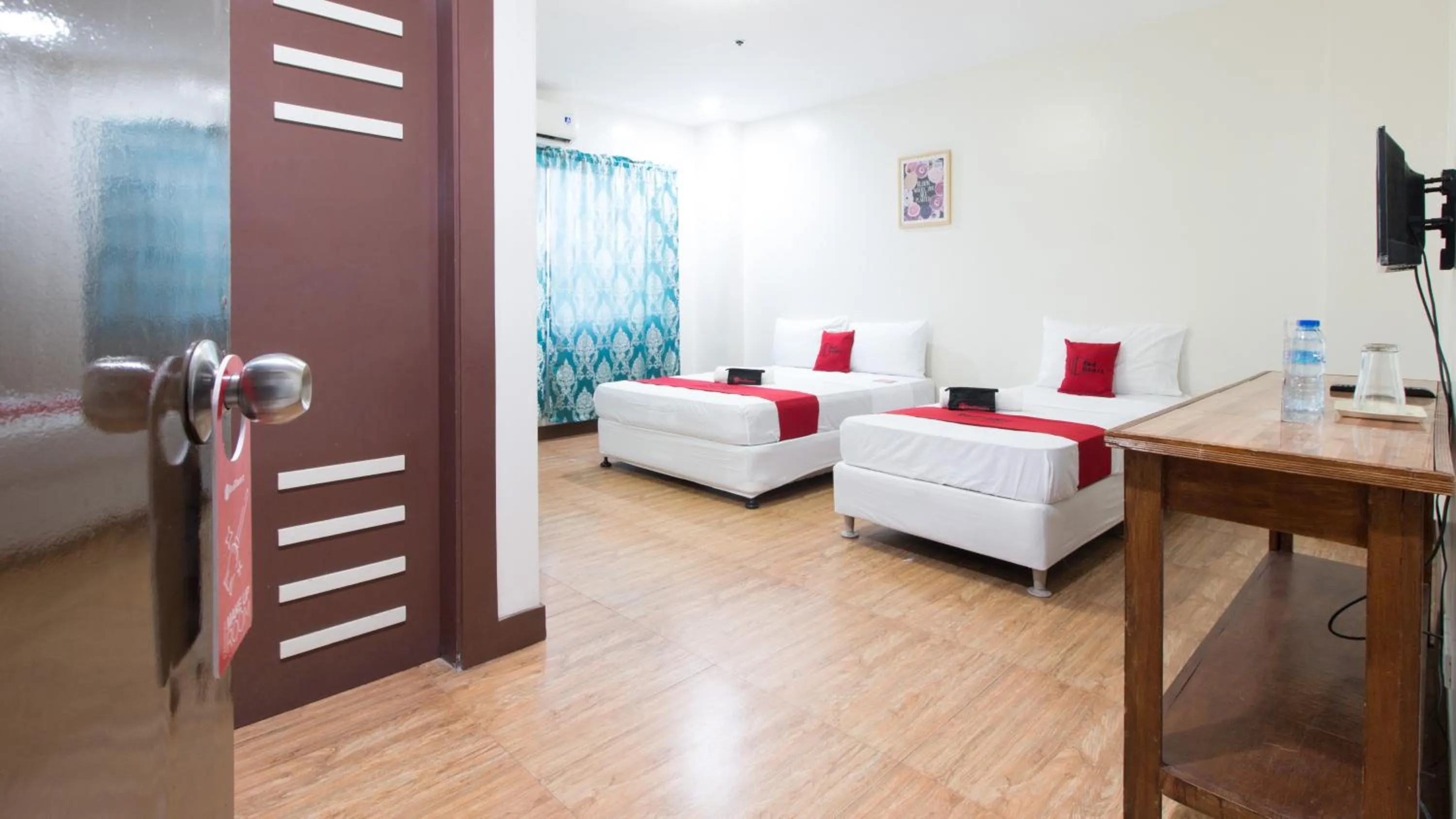 Deluxe Room in RedDoorz @ San Jose Tagbak Jaro Iloilo