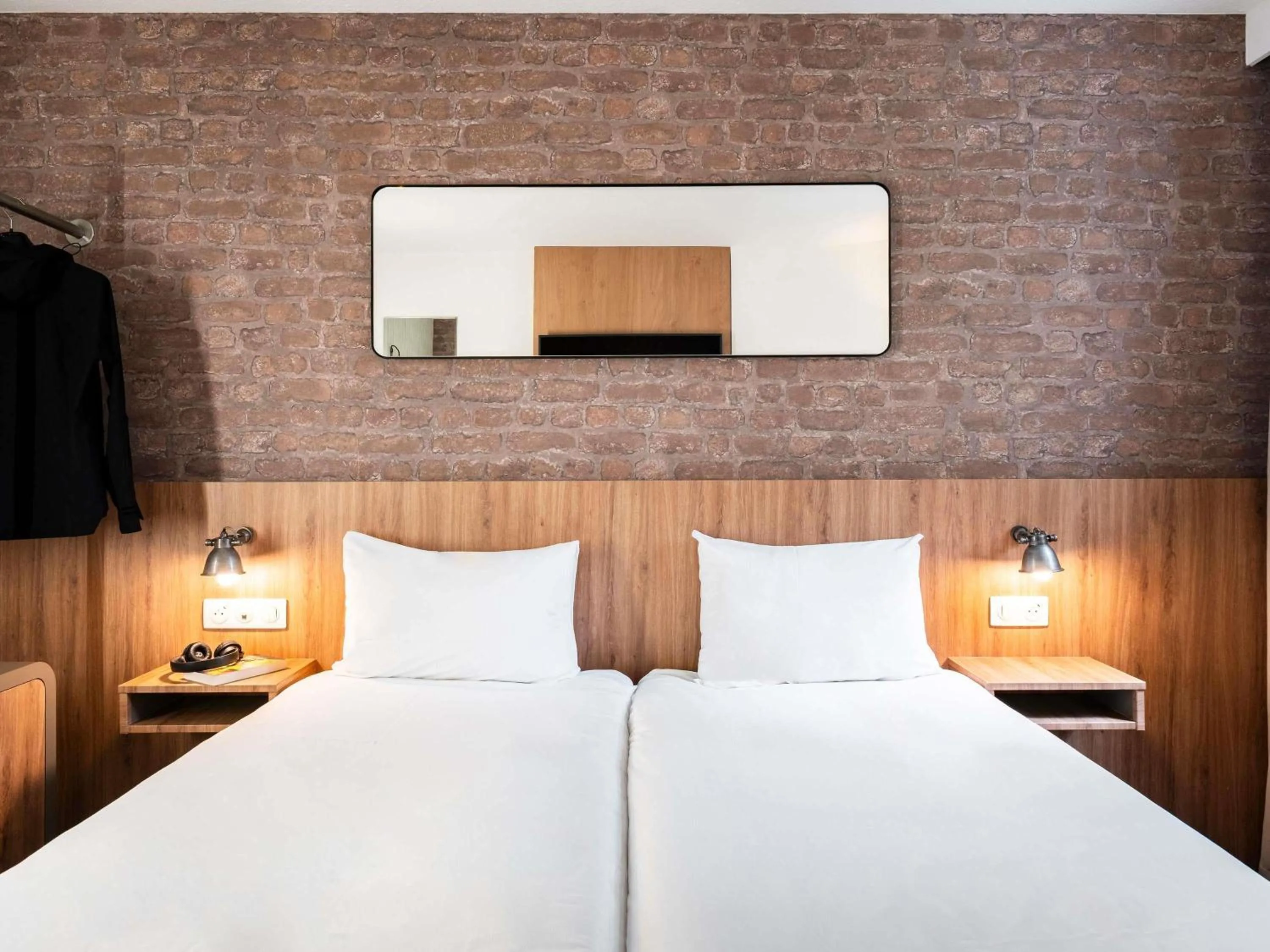 Standard Twin Room in Ibis Styles Lyon Villeurbanne Parc de la Tête d'Or