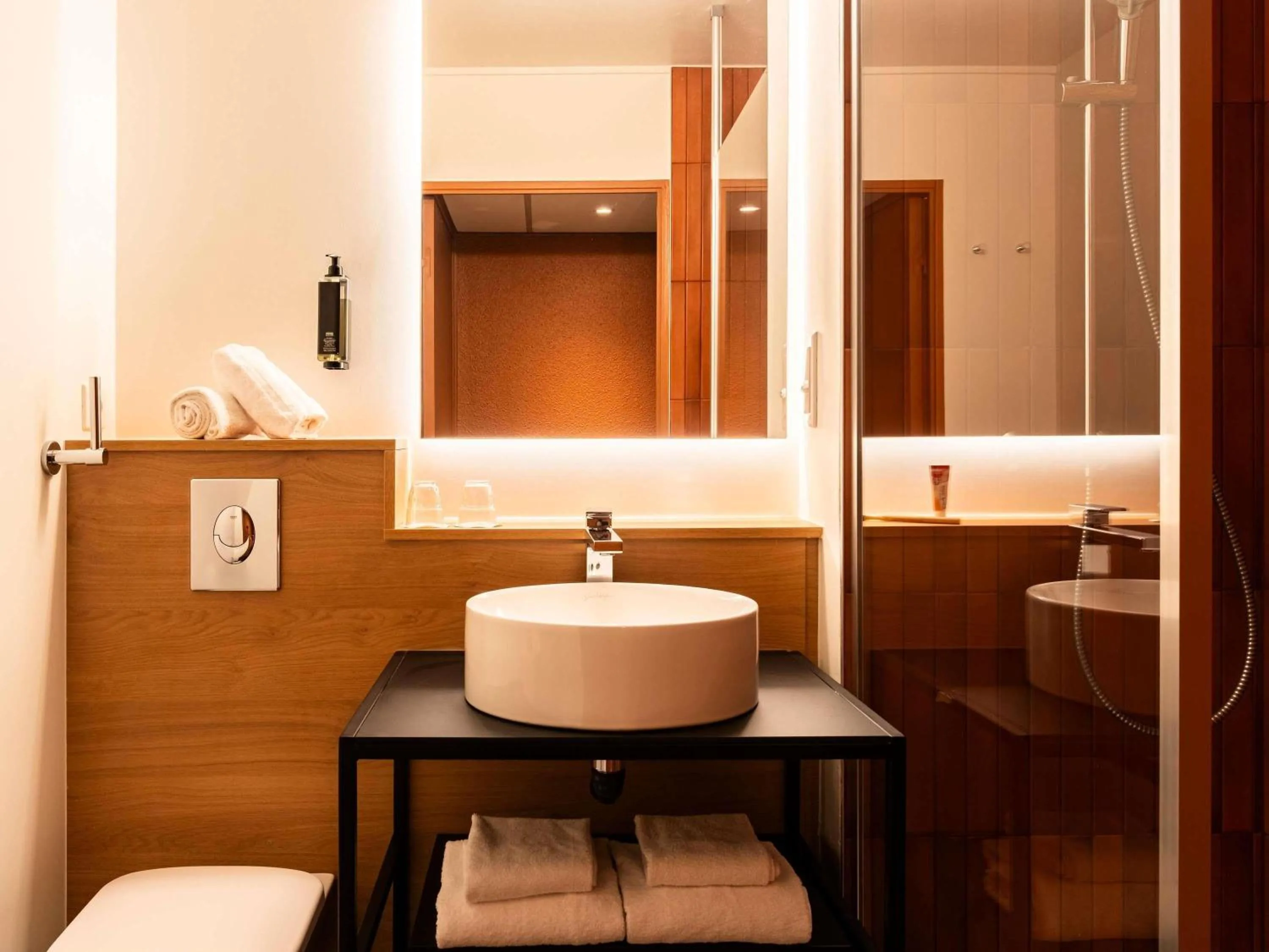 Standard One Double Bed in Ibis Styles Lyon Villeurbanne Parc de la Tête d'Or