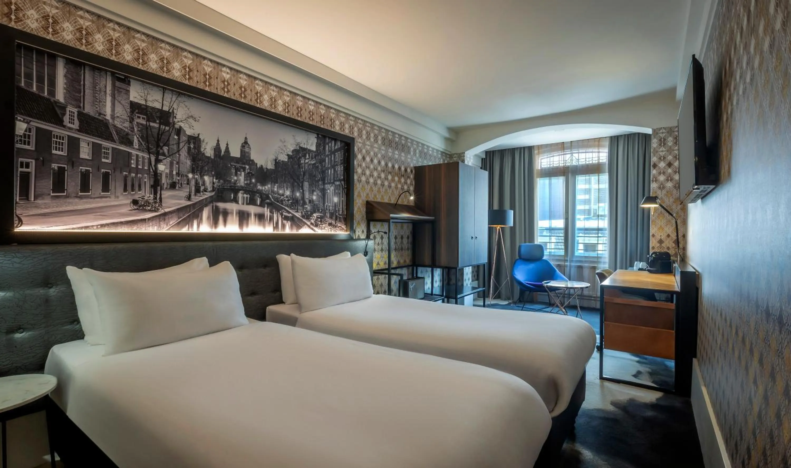 Deluxe Twin Room in Clayton Hotel Amsterdam American