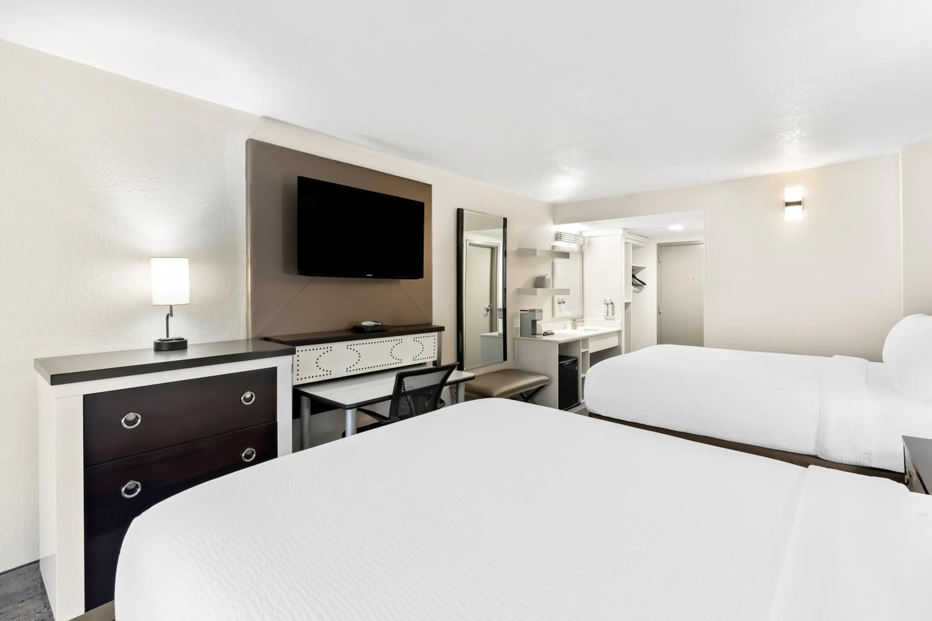 Standard Queen Room with Two Queen Beds in Holiday Inn Express Atlanta Galleria-Ballpark Area by IHG